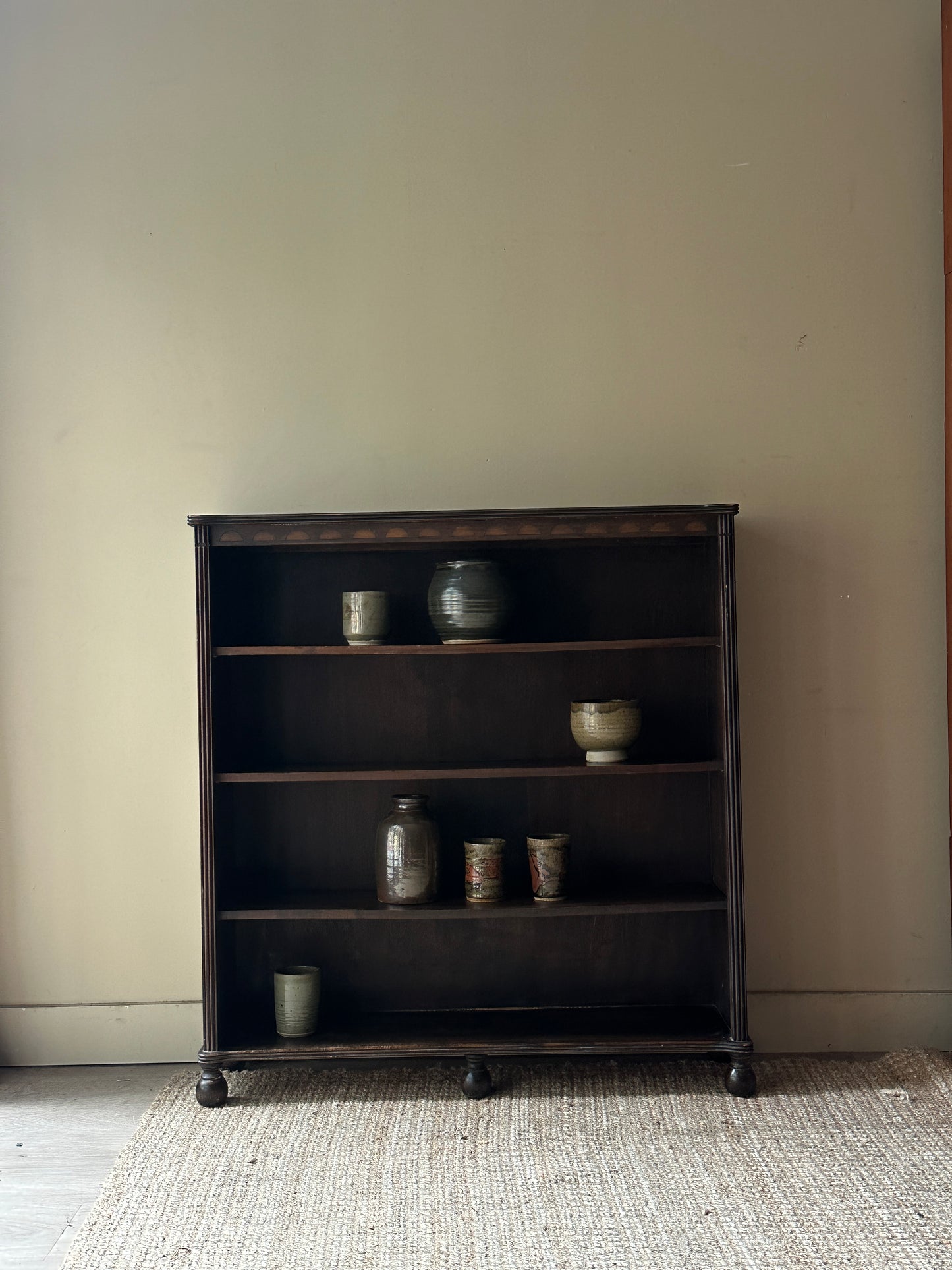 Ball foot pine shelf
