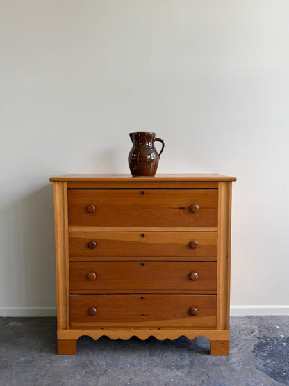 Pine dresser
