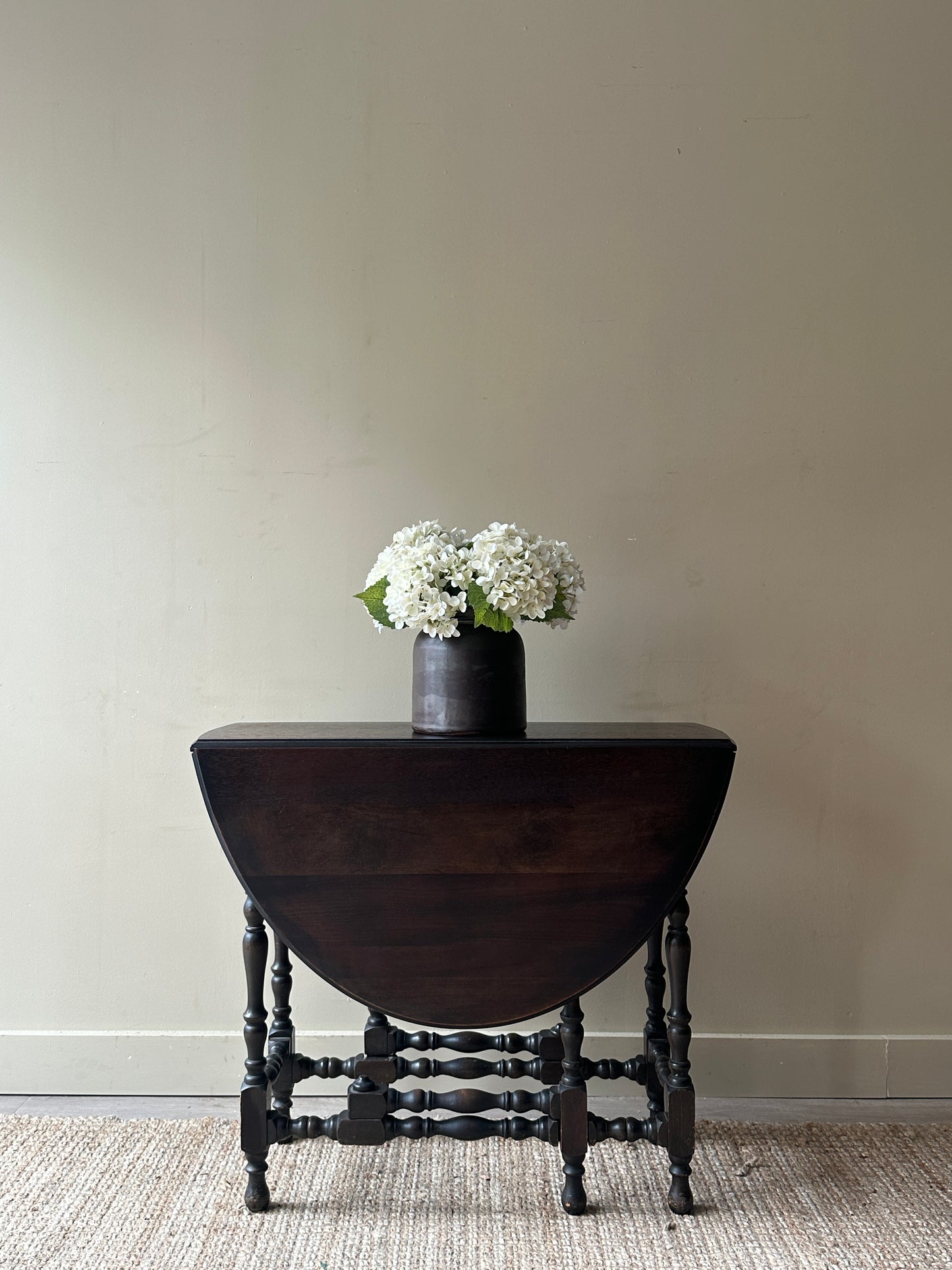Gate leg dining table