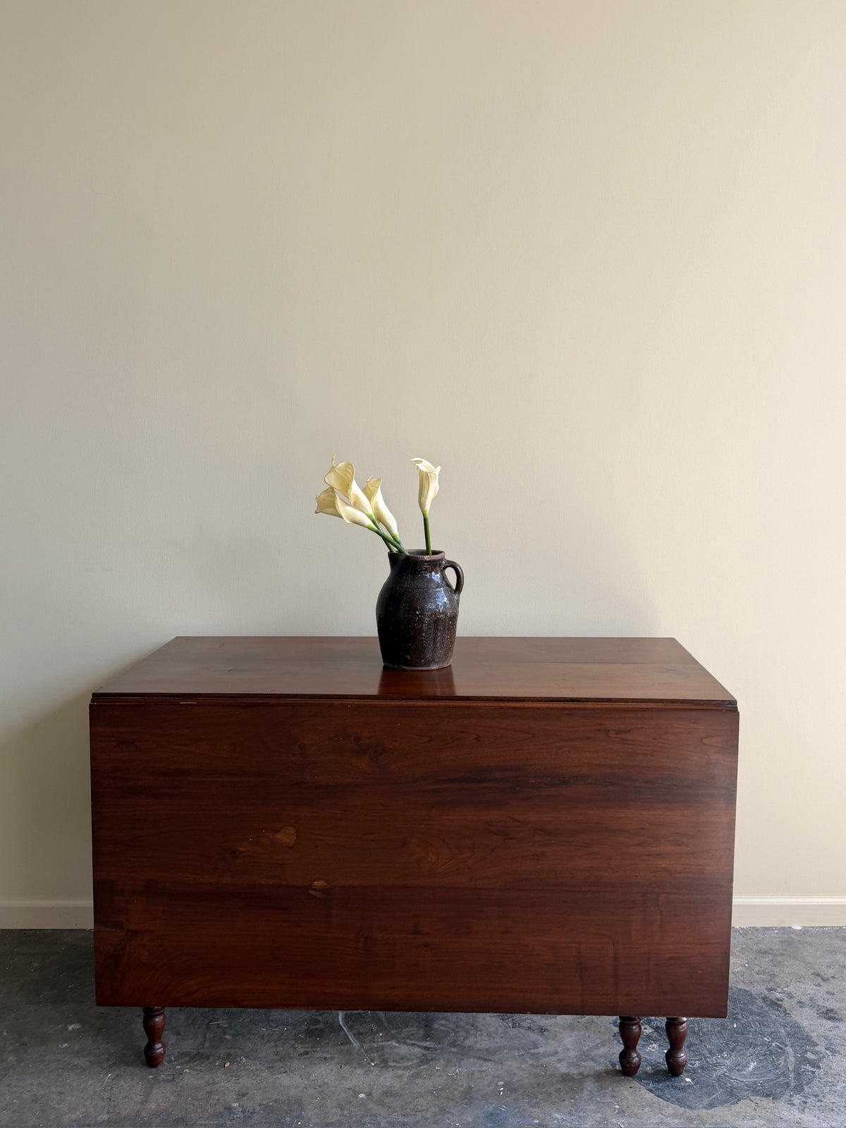 Pennsylvania Sheraton walnut drop leaf table