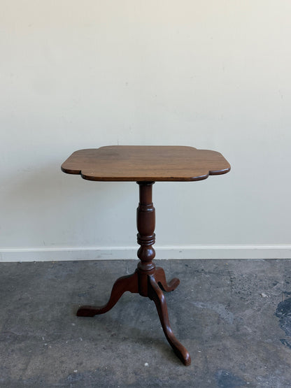 Mid-Atlantic Federal walnut tilt-top side table