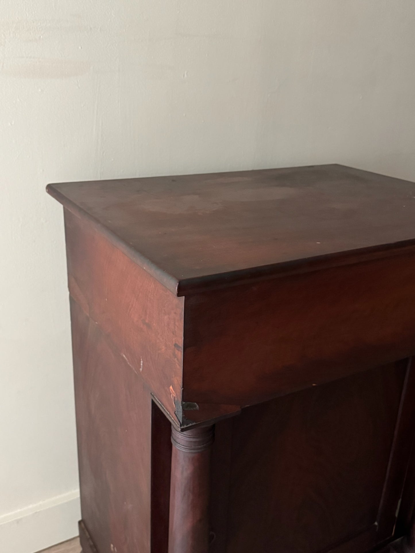 Classical mahogany cabinet with flip top compartment