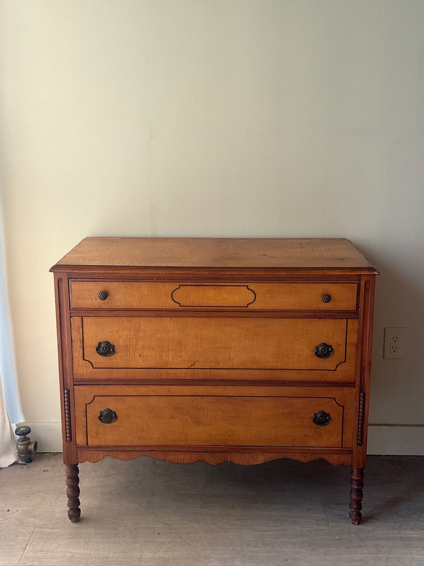 Spindle leg 3 drawer dresser