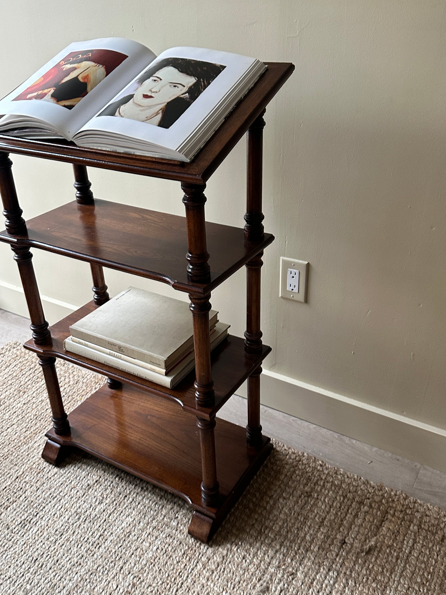 Podium shelf – Good Behavior