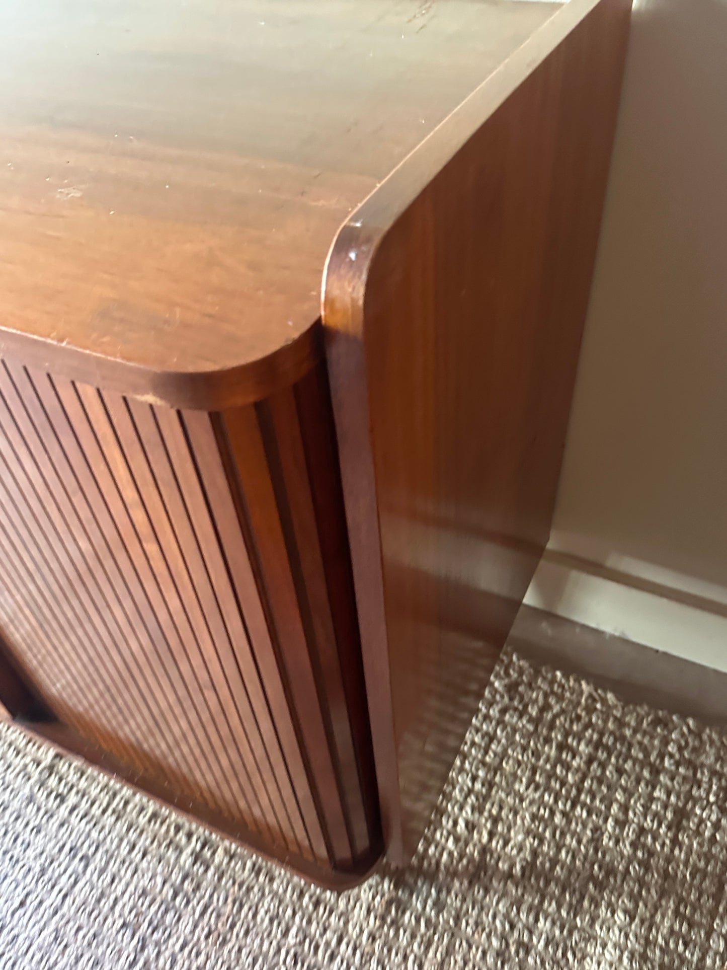 Accordion door credenza