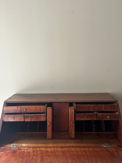 Secretary dresser