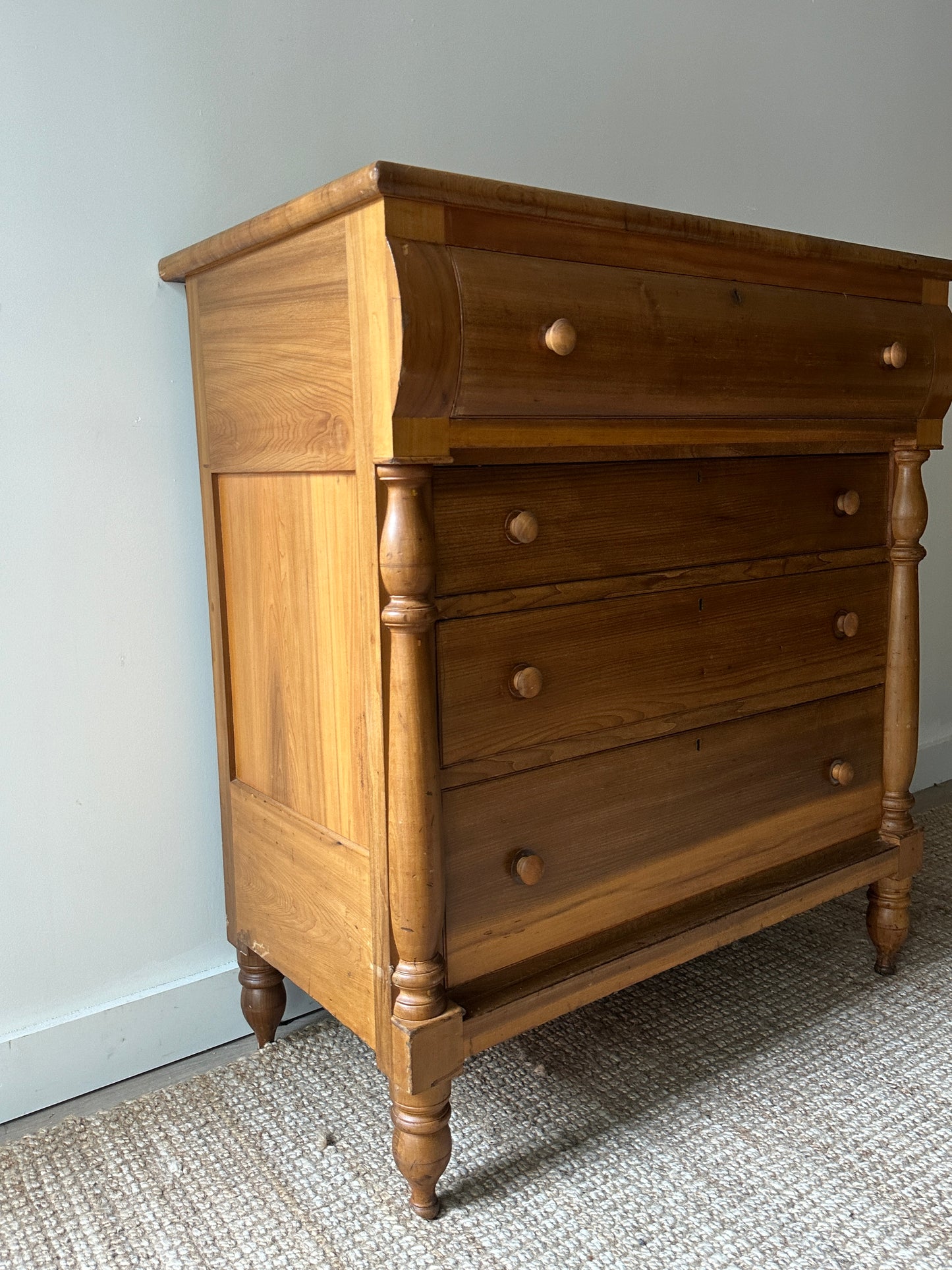 Empire dresser