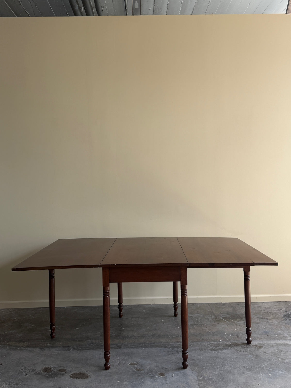 Pennsylvania Sheraton walnut drop leaf table