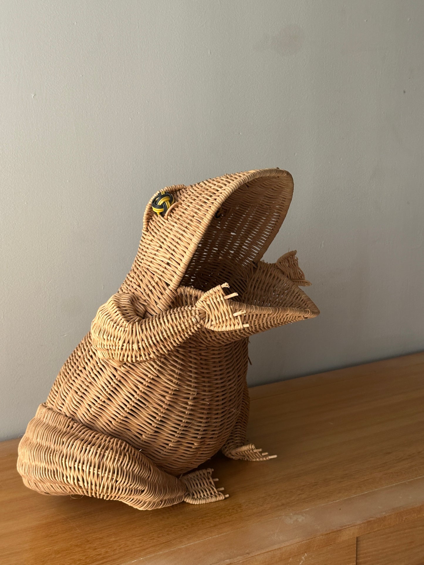 Rattan frog basket