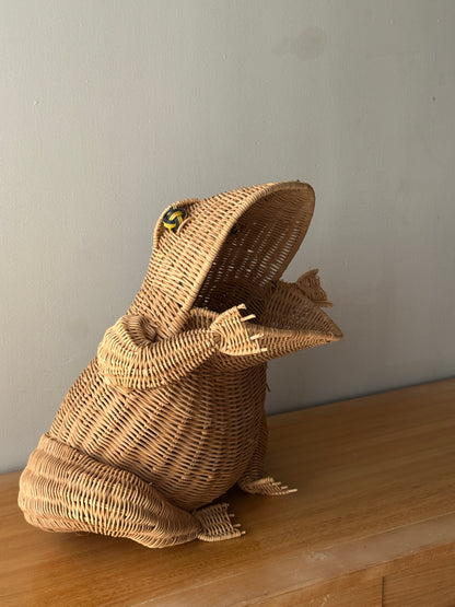 Rattan frog basket