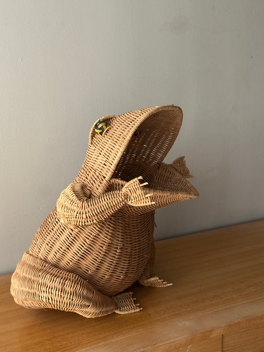 Rattan frog basket