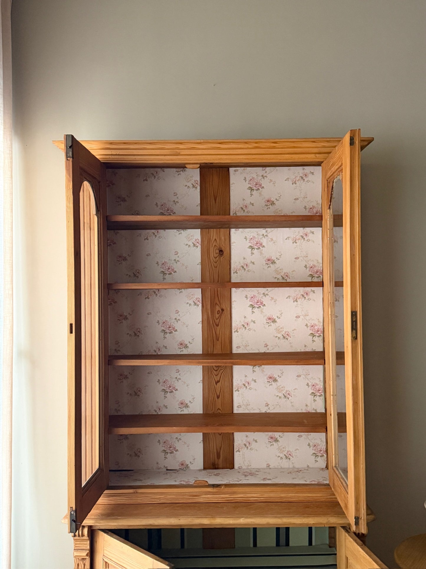 English pine two piece hutch