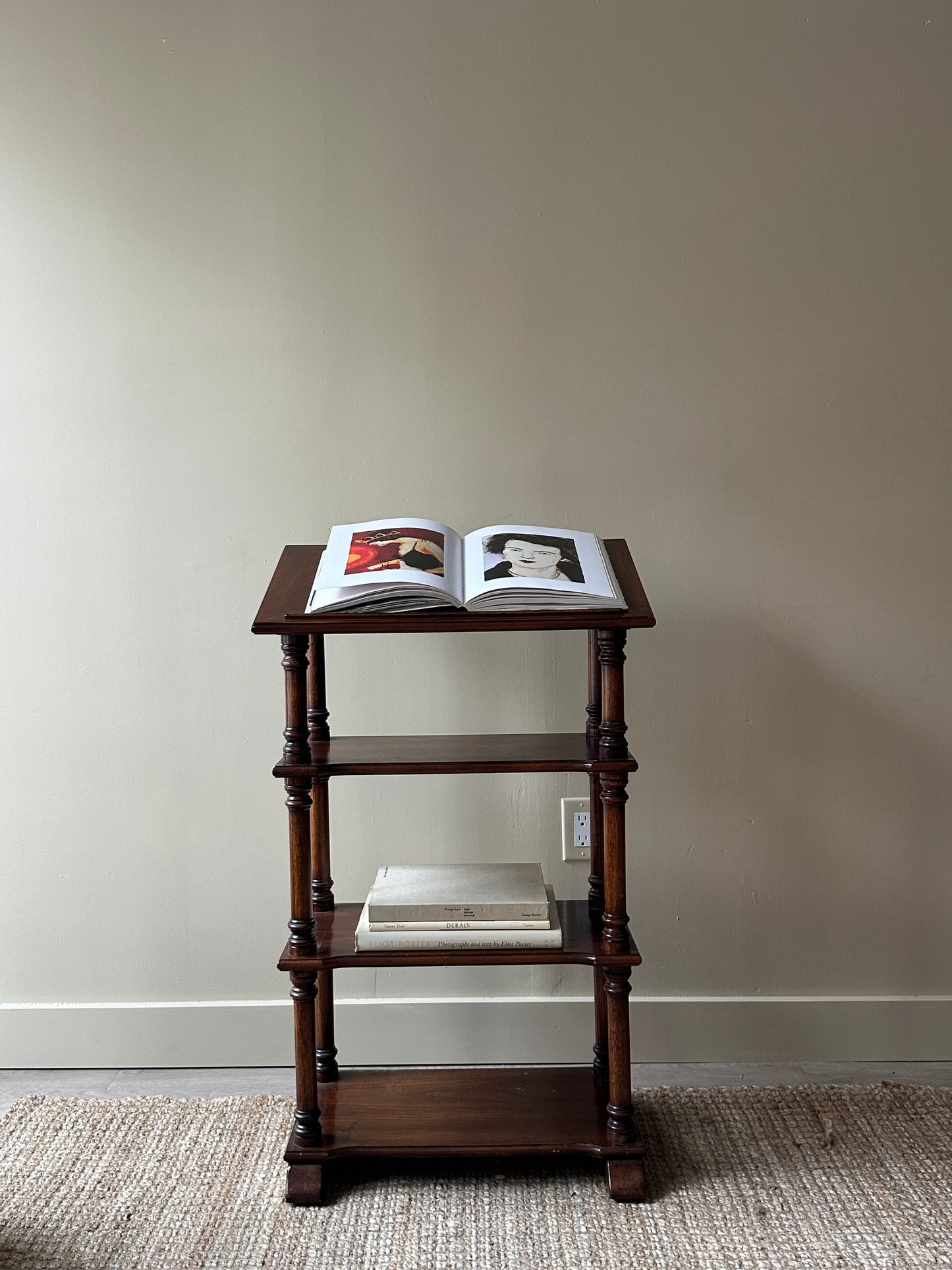 Podium shelf – Good Behavior