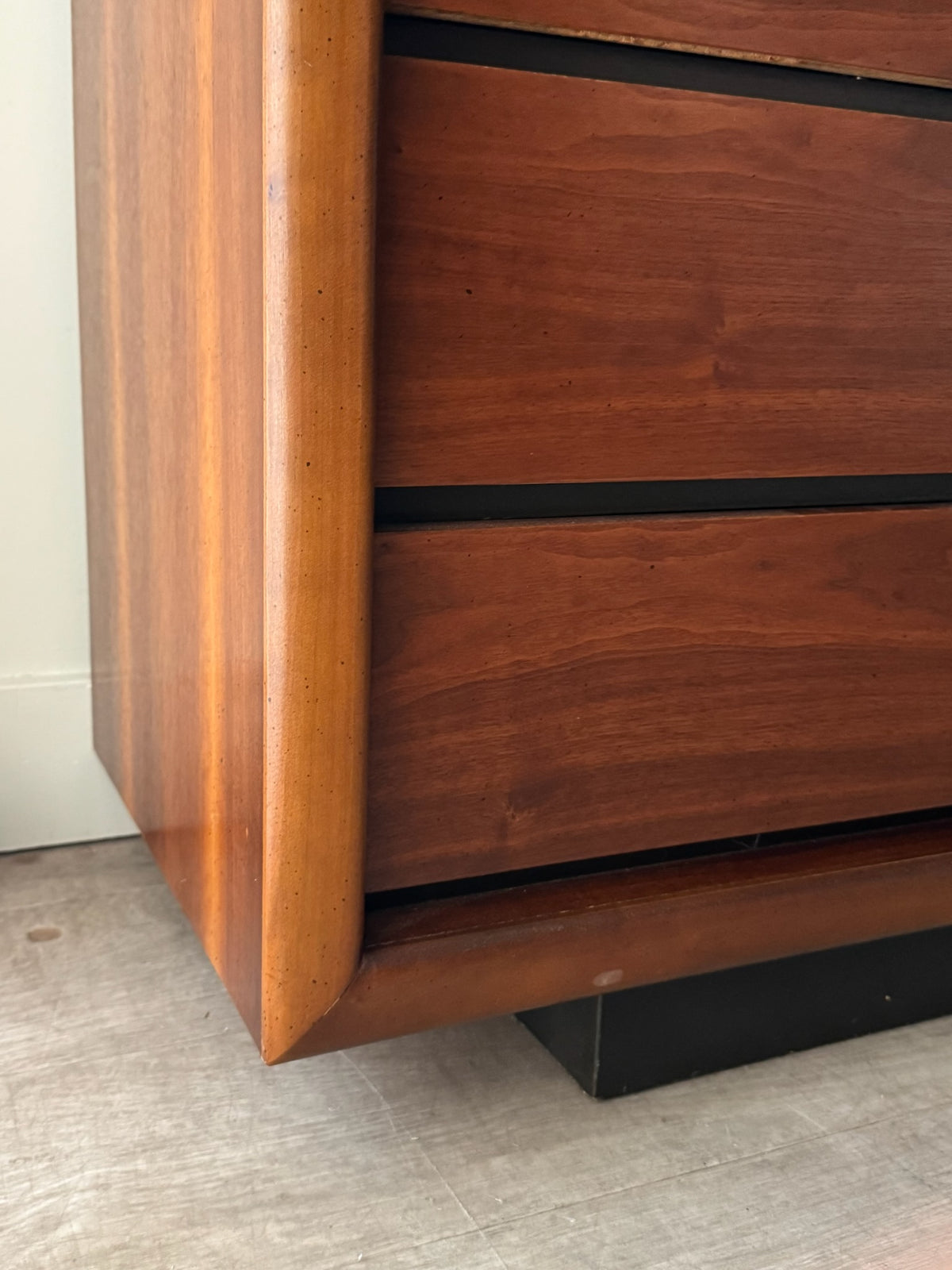 Lane walnut 9 drawer dresser