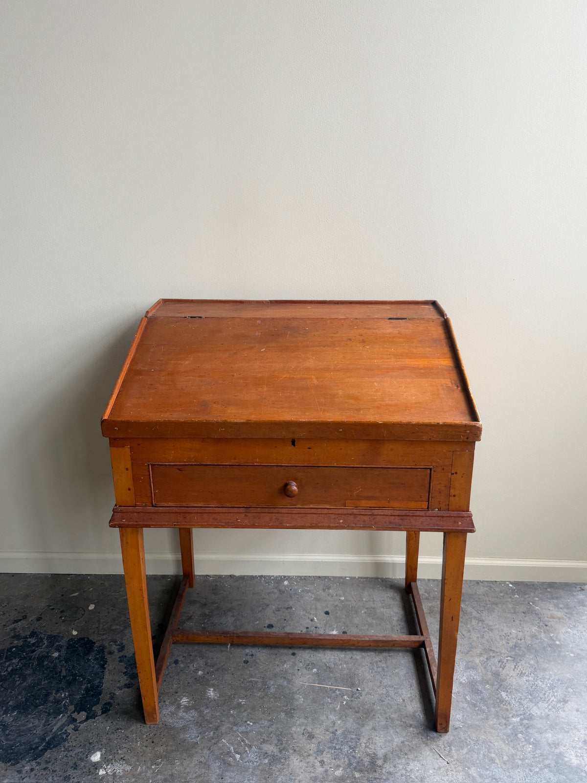 Mid-Atlantic Federal pine schoolmaster’s desk