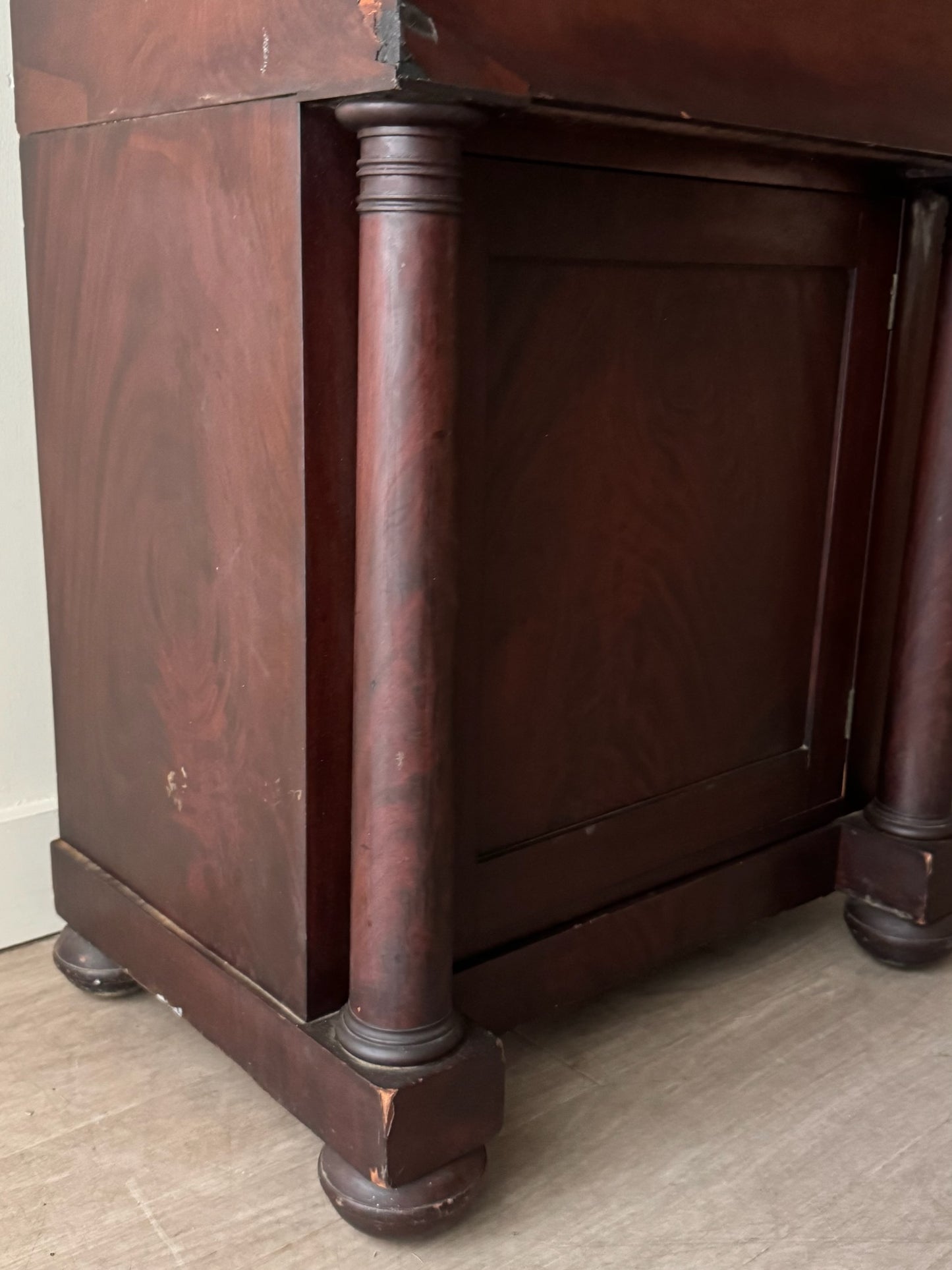 Classical mahogany cabinet with flip top compartment