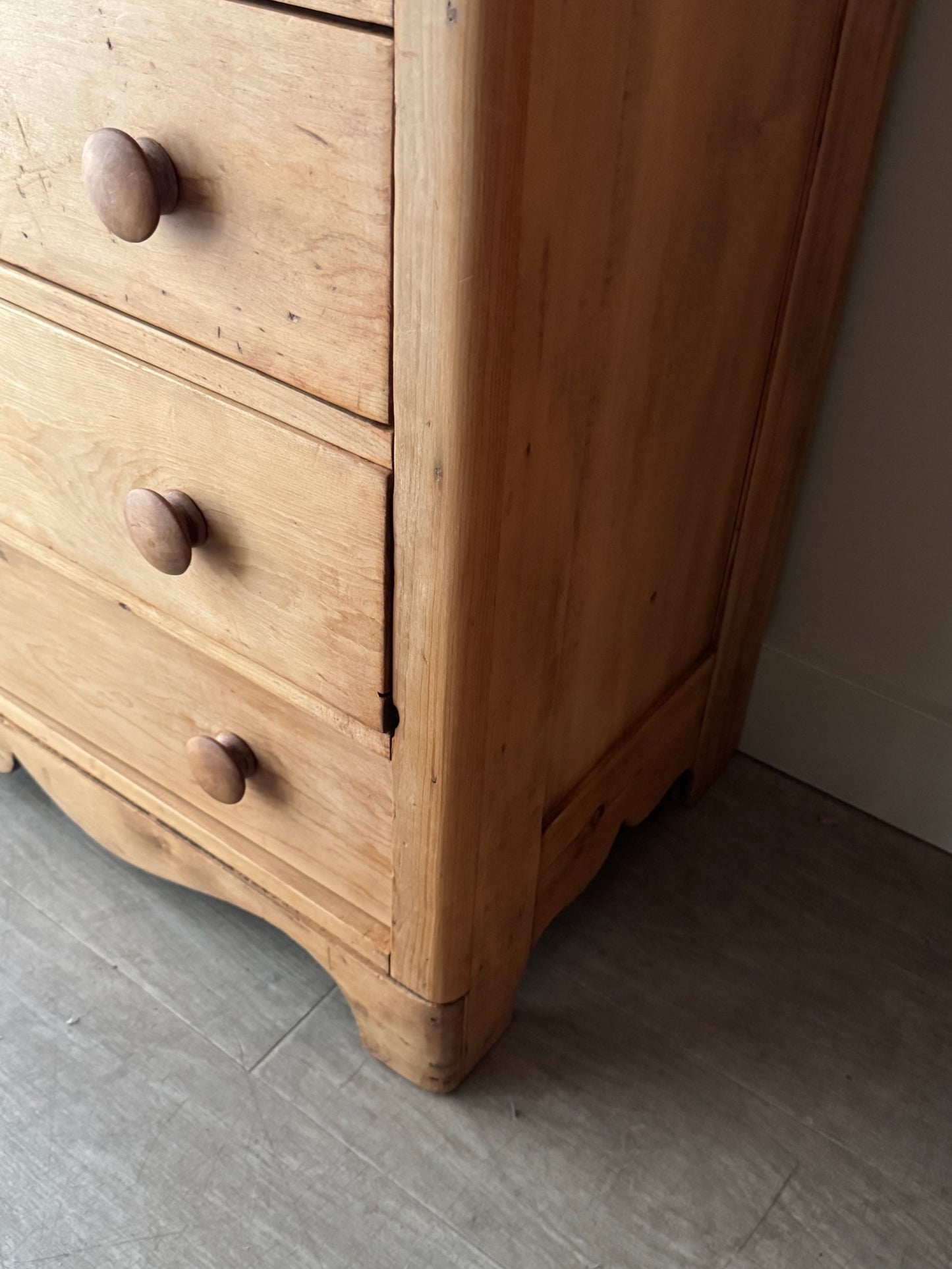 Pine dresser