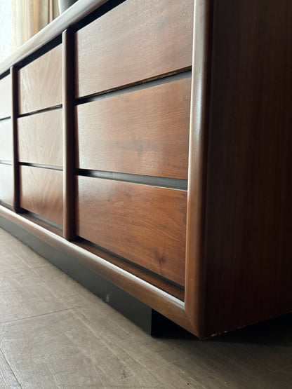 Lane walnut 9 drawer dresser