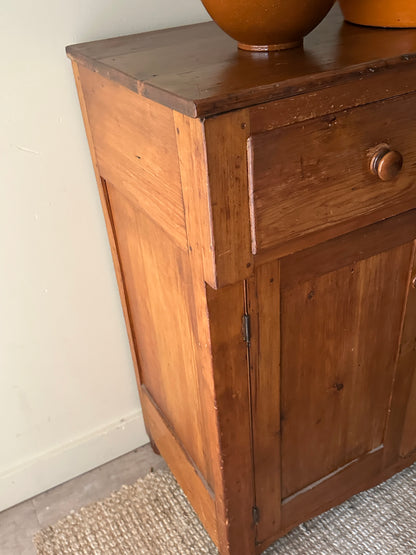 Pine jelly cabinet