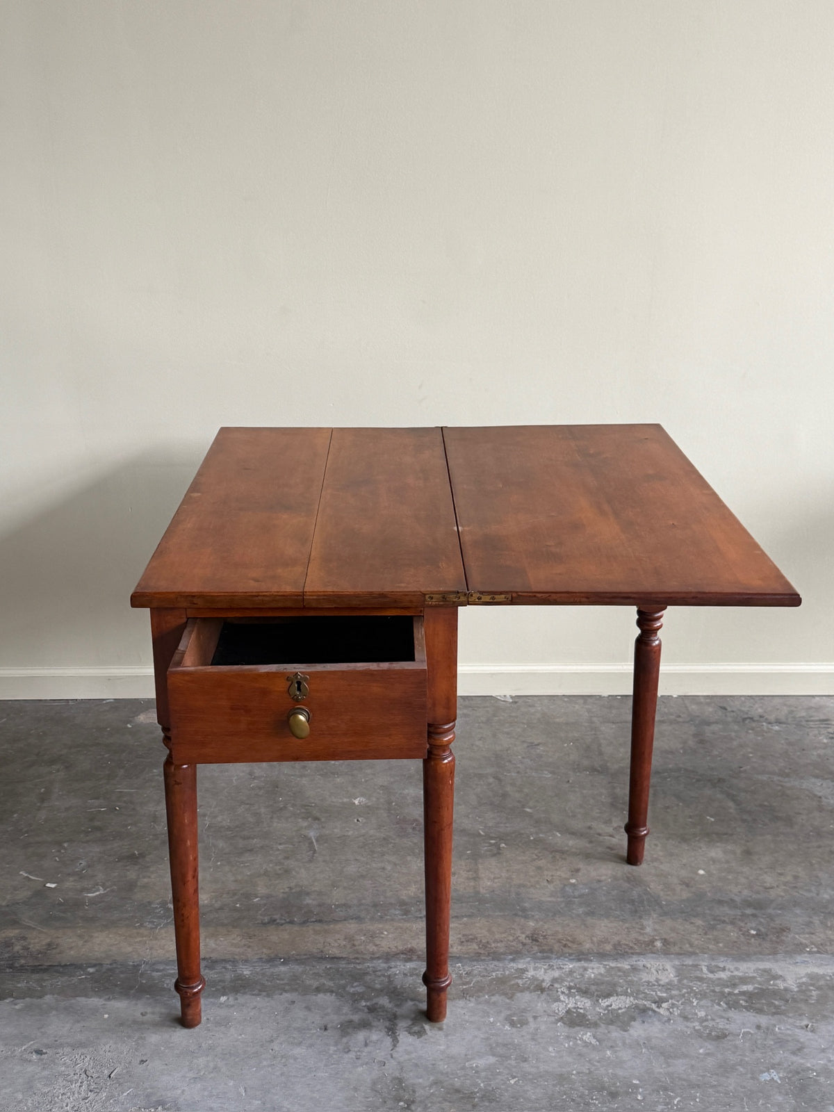 Pennsylvania Sheraton cherry gate leg flip top table