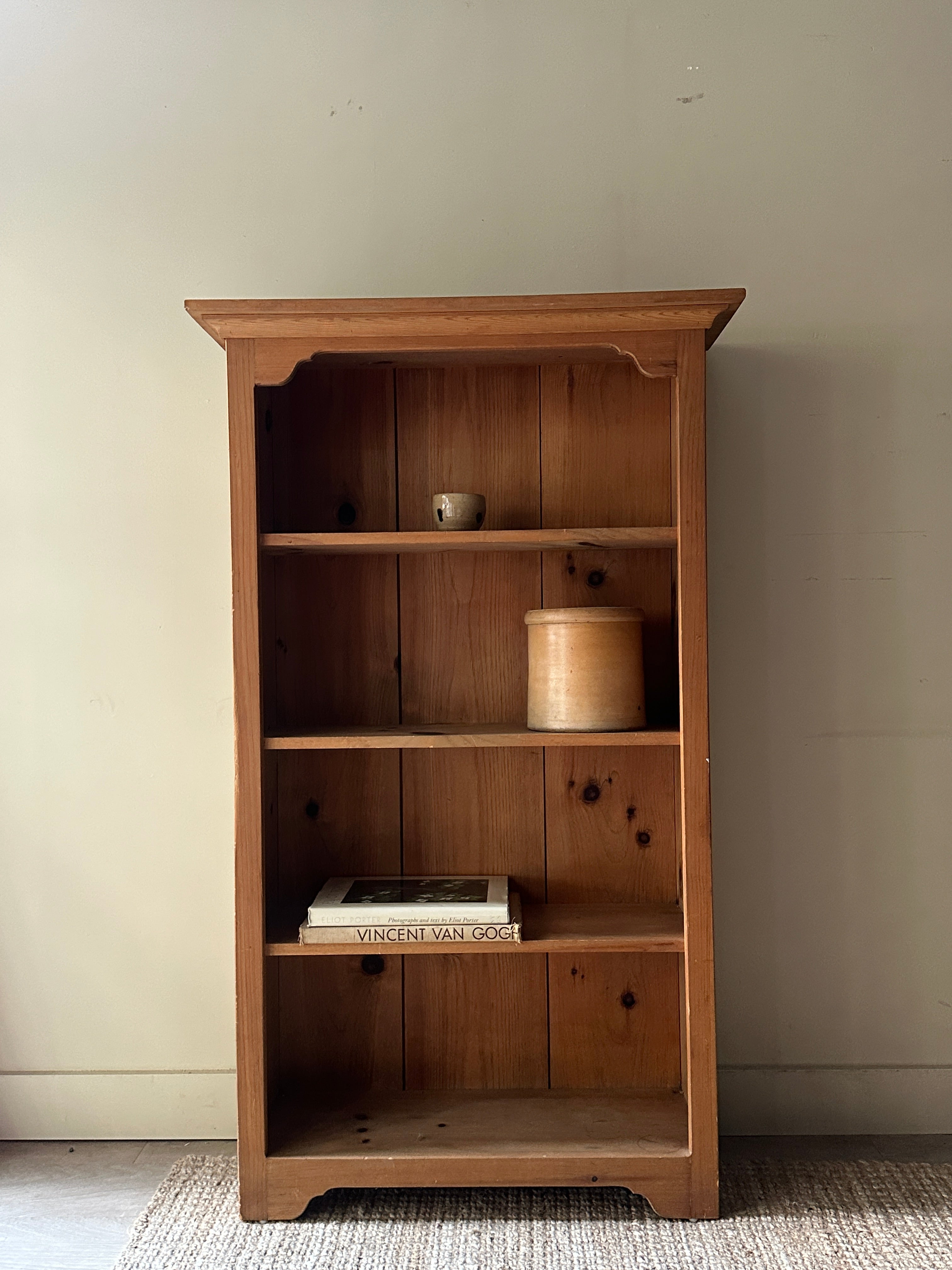 Pine shelf – Good Behavior