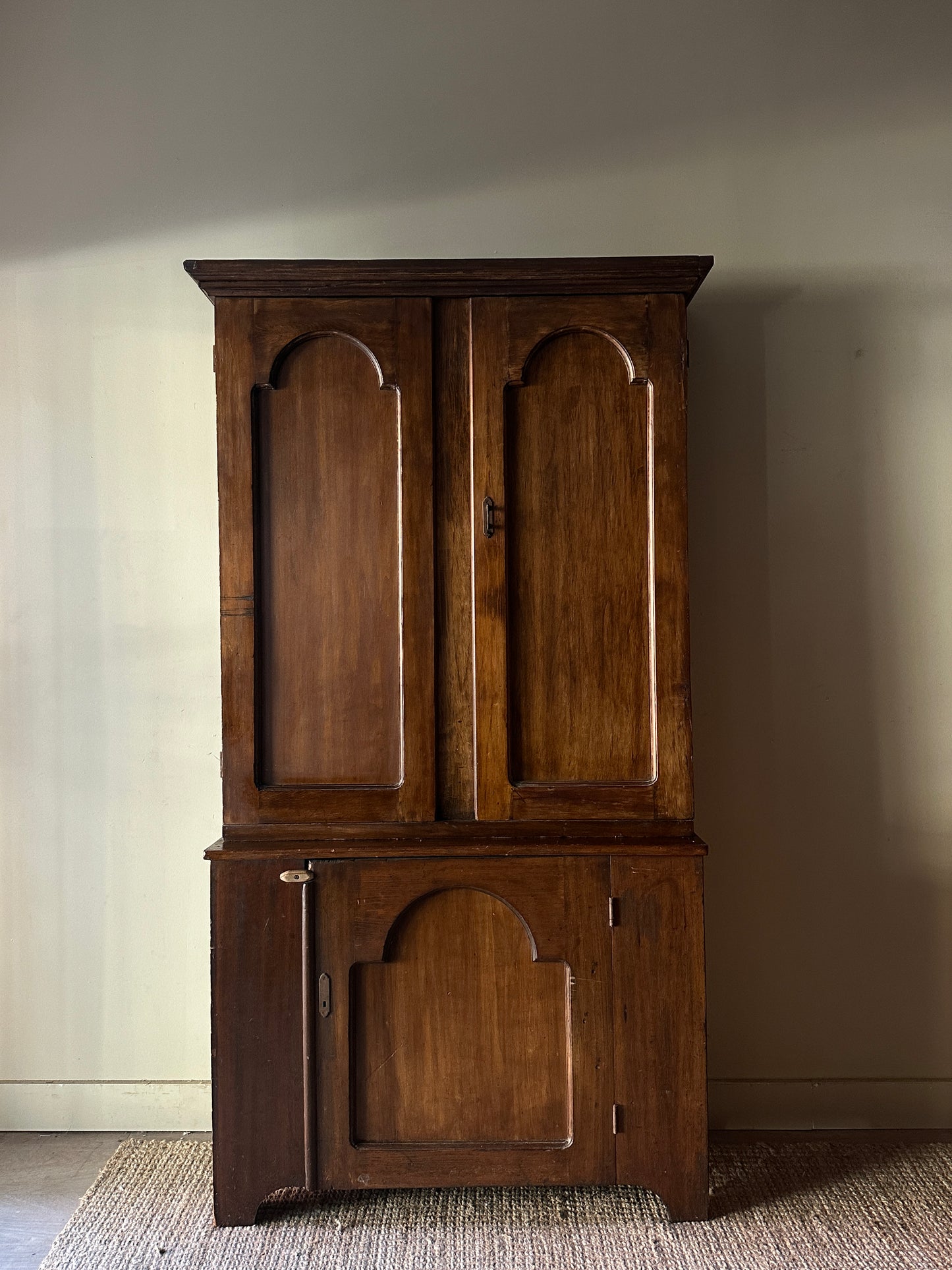 Pine two piece hutch
