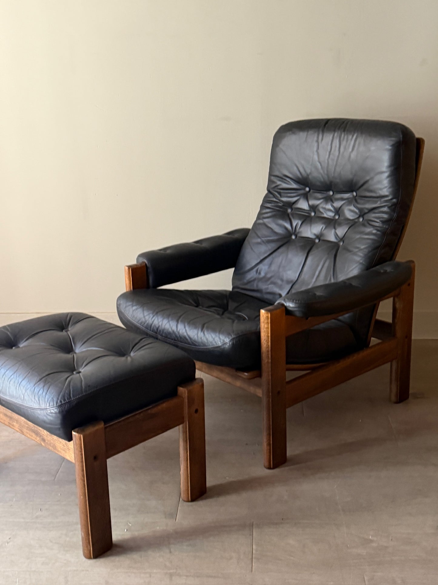 Reclining leather armchair with ottoman