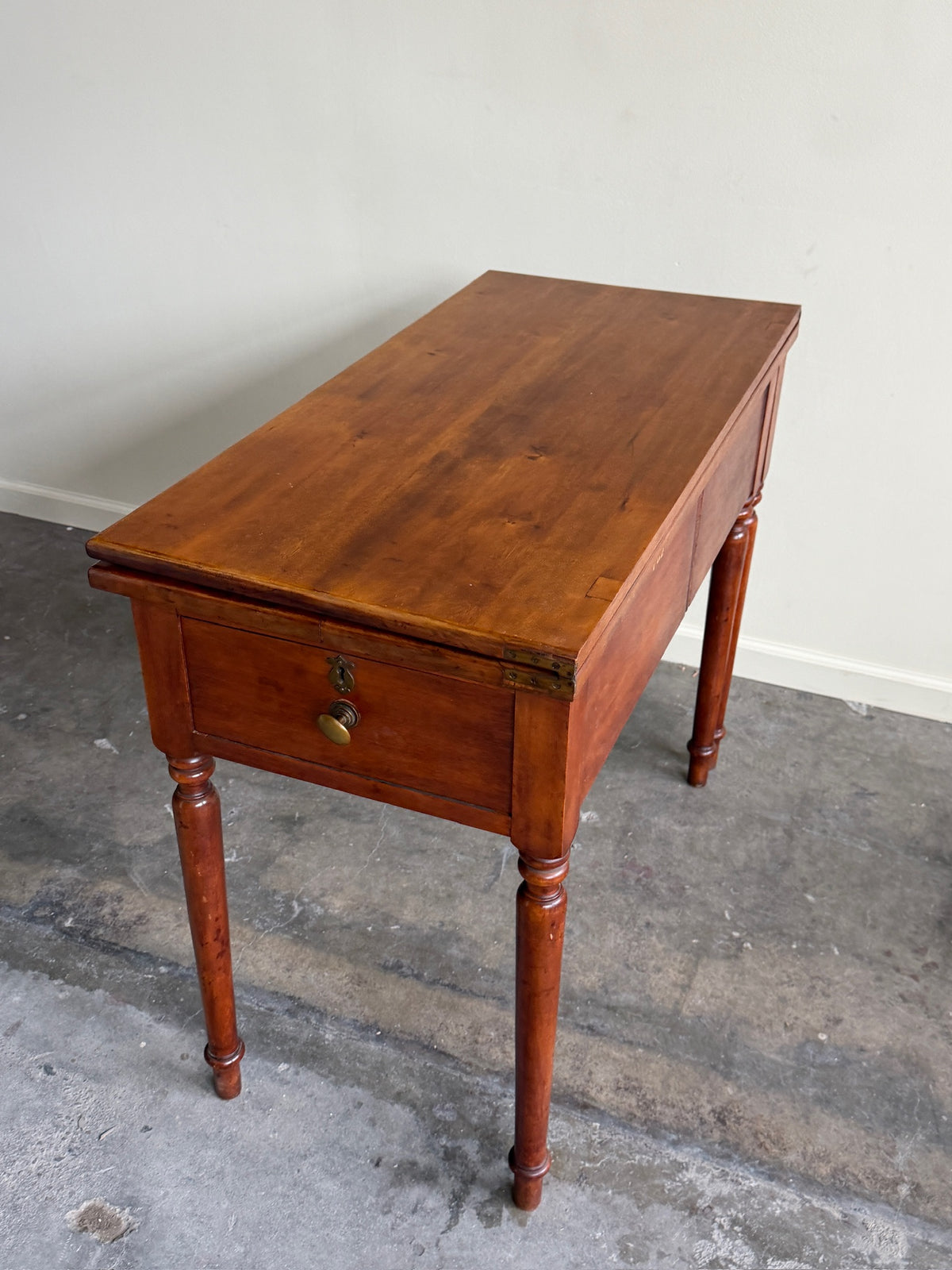 Pennsylvania Sheraton cherry gate leg flip top table