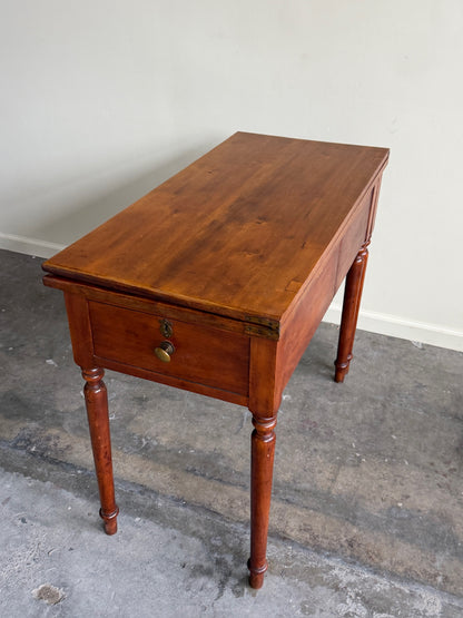 Pennsylvania Sheraton cherry gate leg flip top table