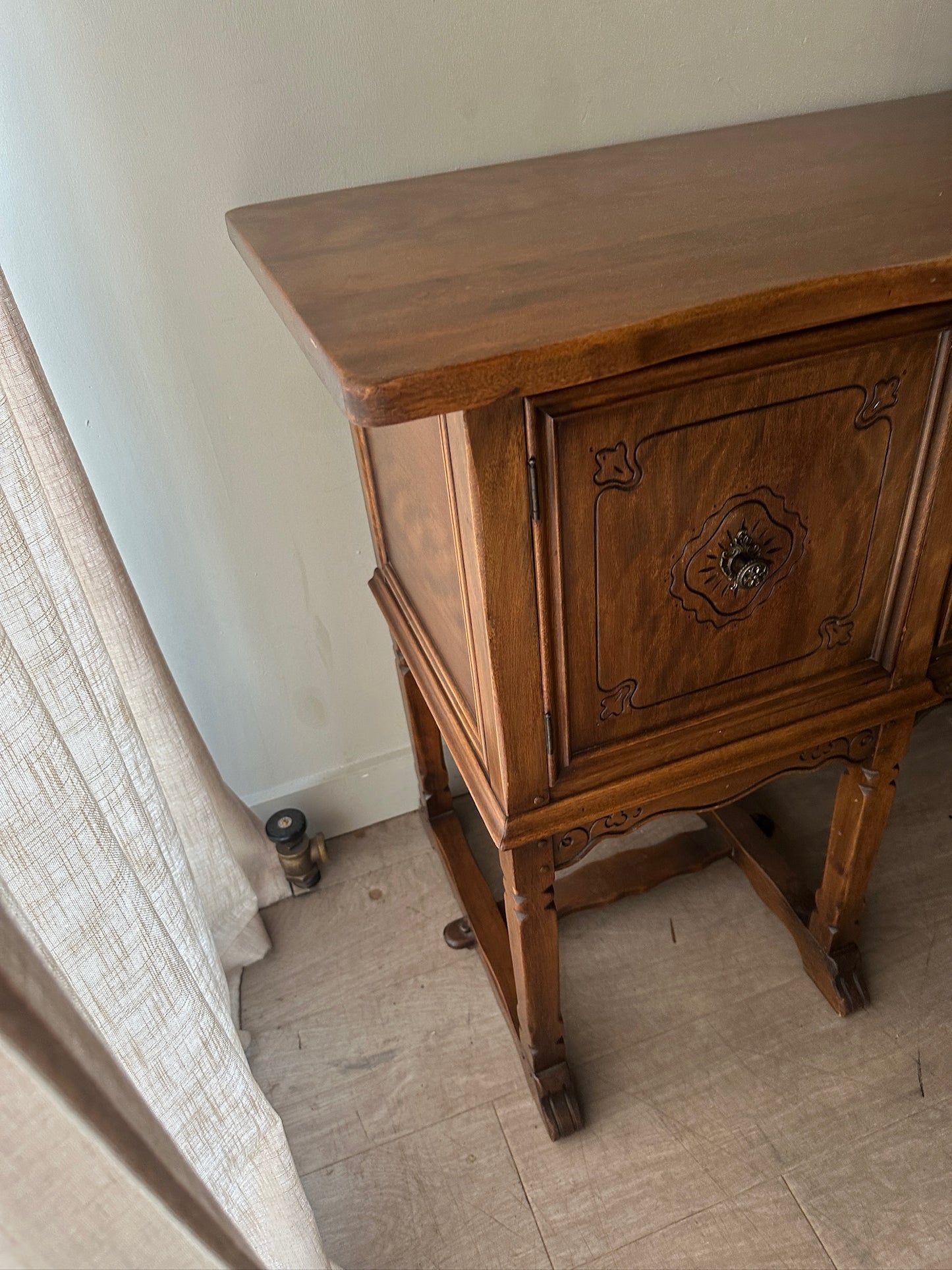 Stickley Quaint pine sideboard