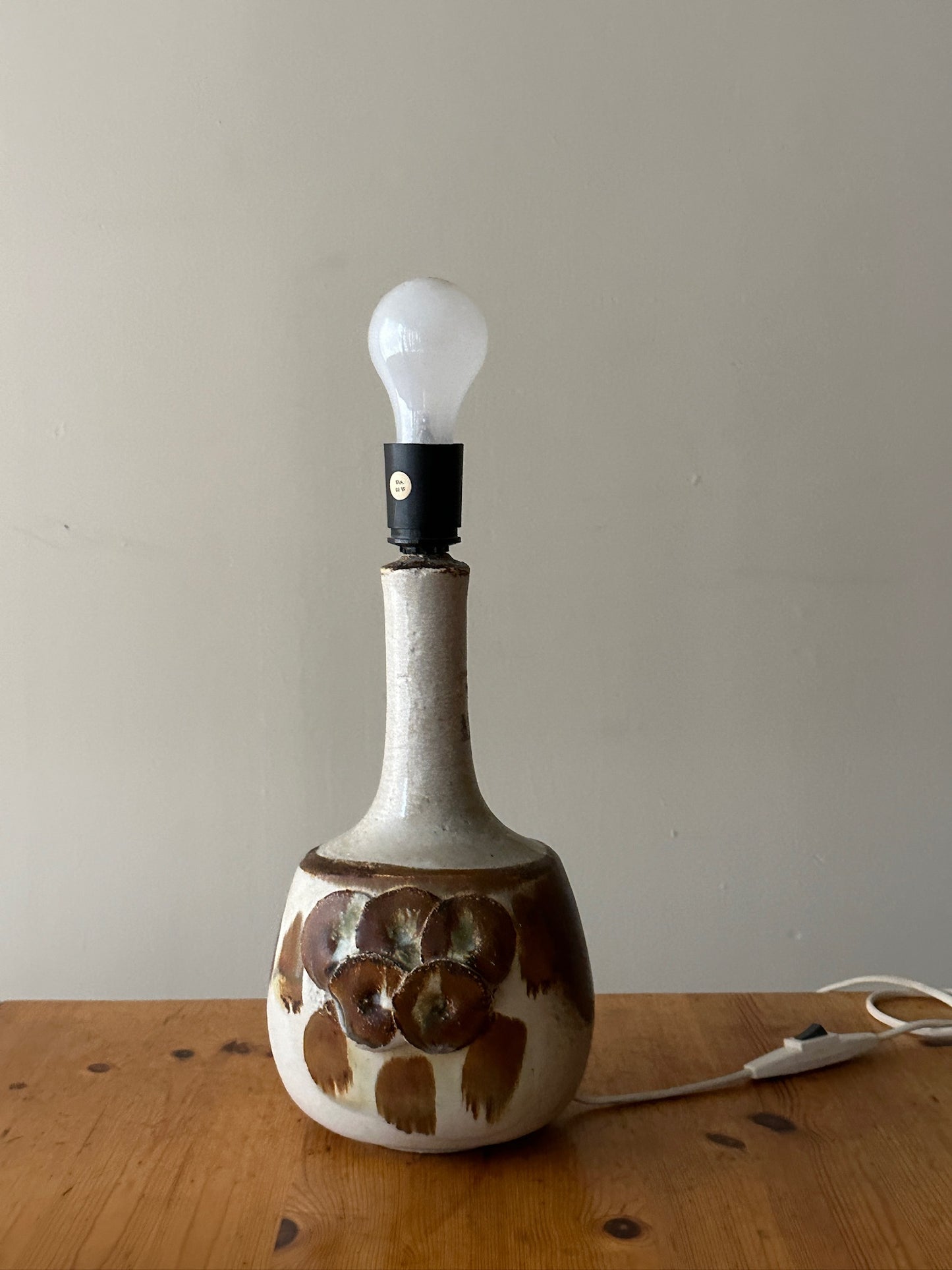 Axella stoneware lamp