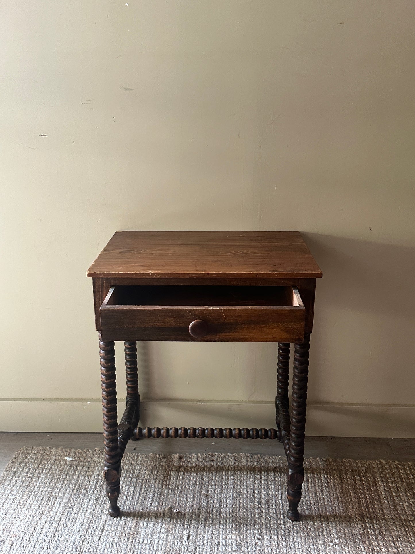 Bobbin leg side table