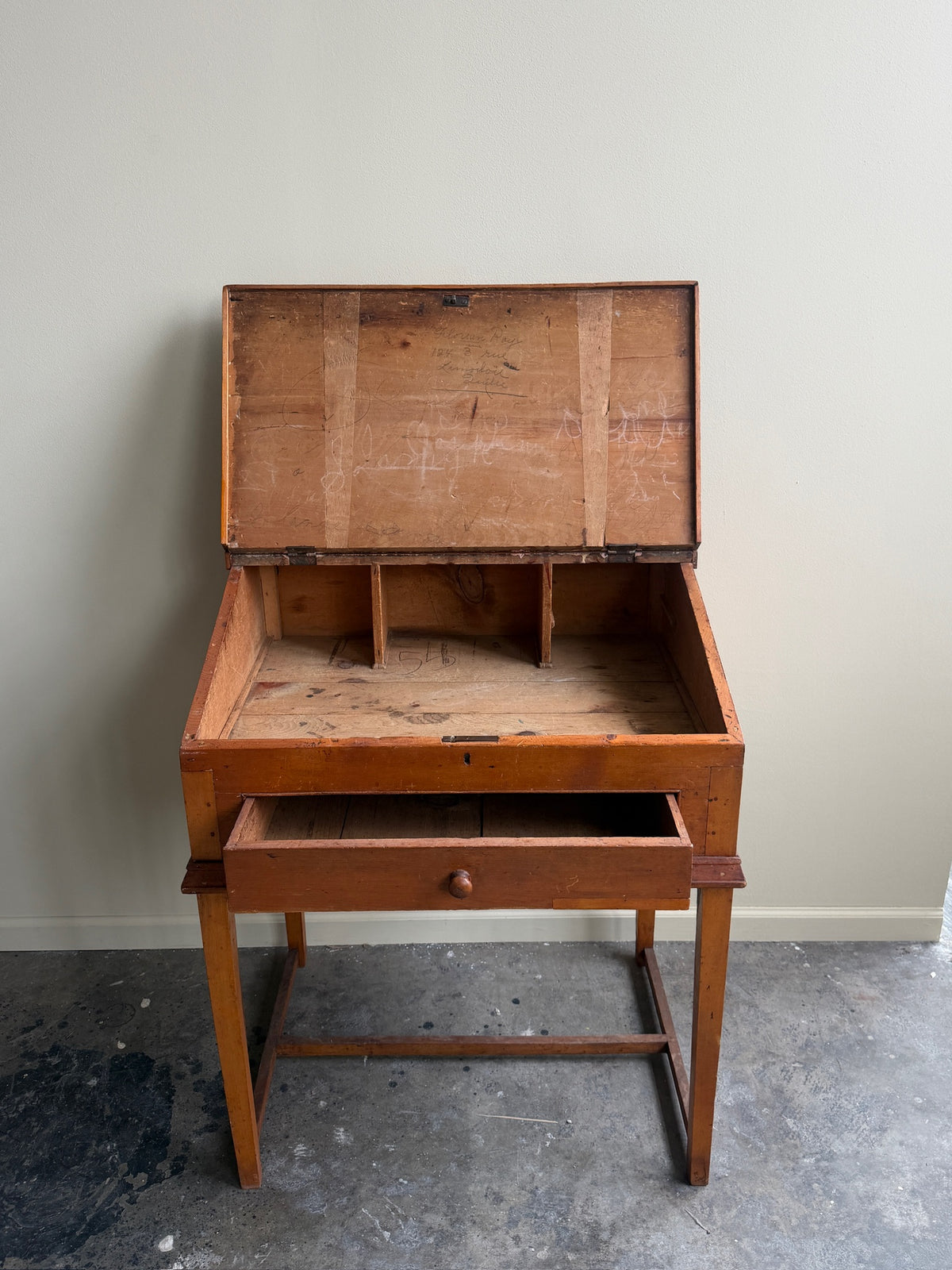 Mid-Atlantic Federal pine schoolmaster’s desk