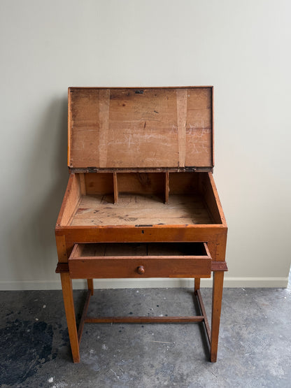 Mid-Atlantic Federal pine schoolmaster’s desk