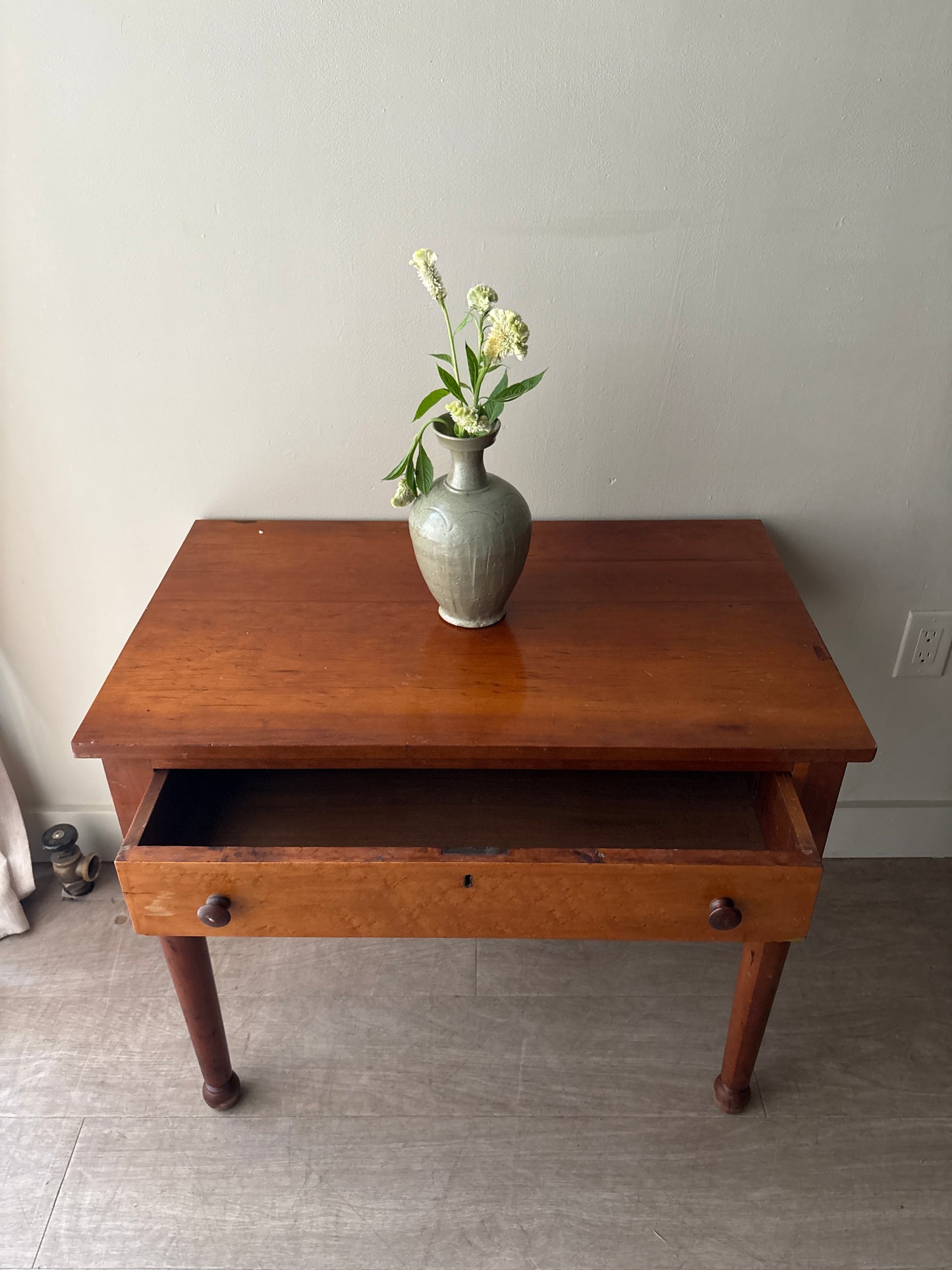 Sheraton cherry & bird’s eye maple side table