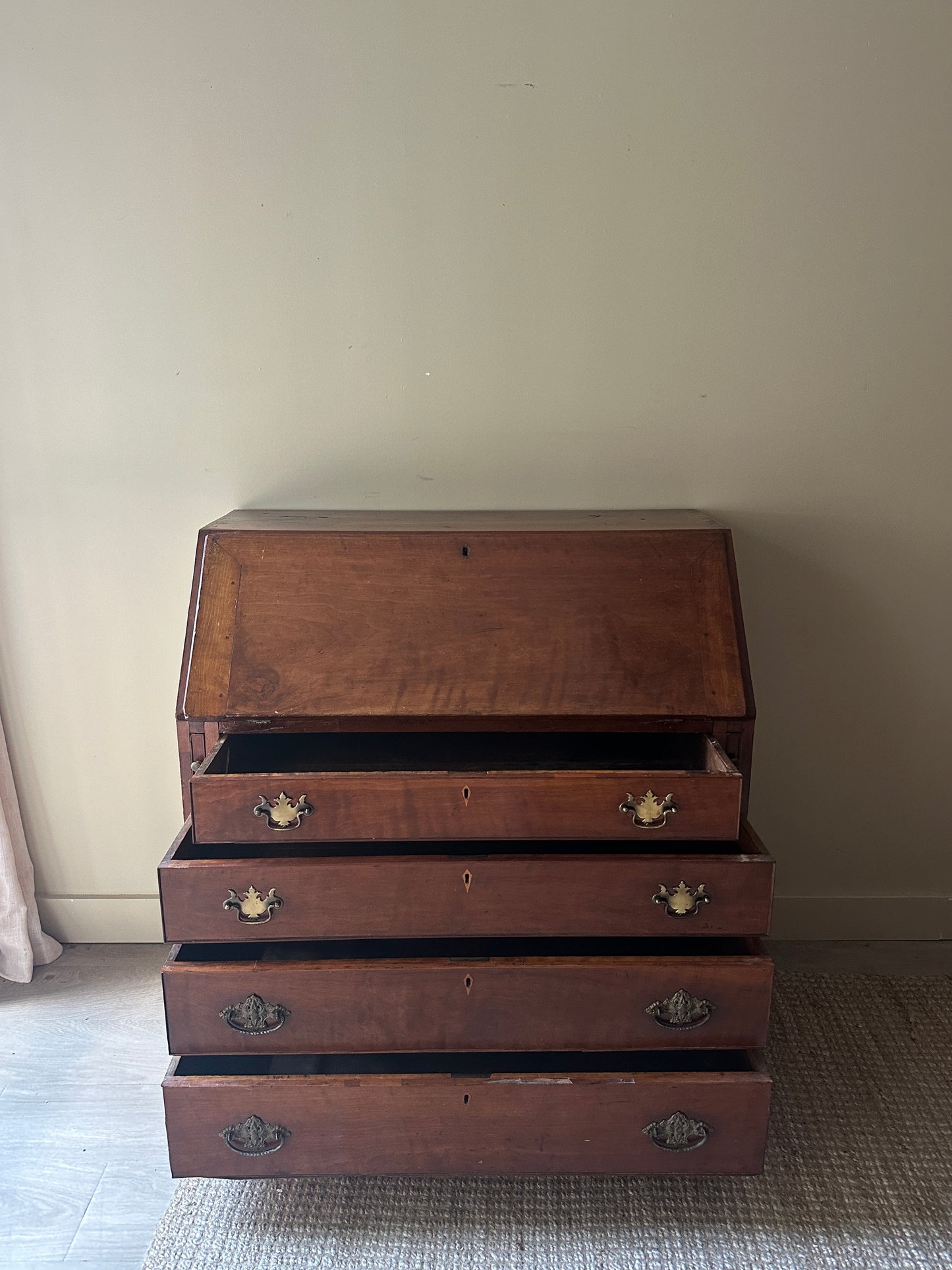 Secretary dresser