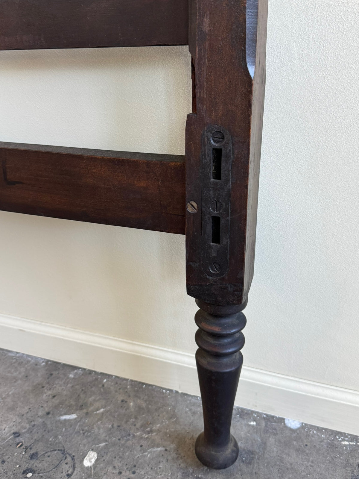 Victorian walnut spool full headboard and footboard