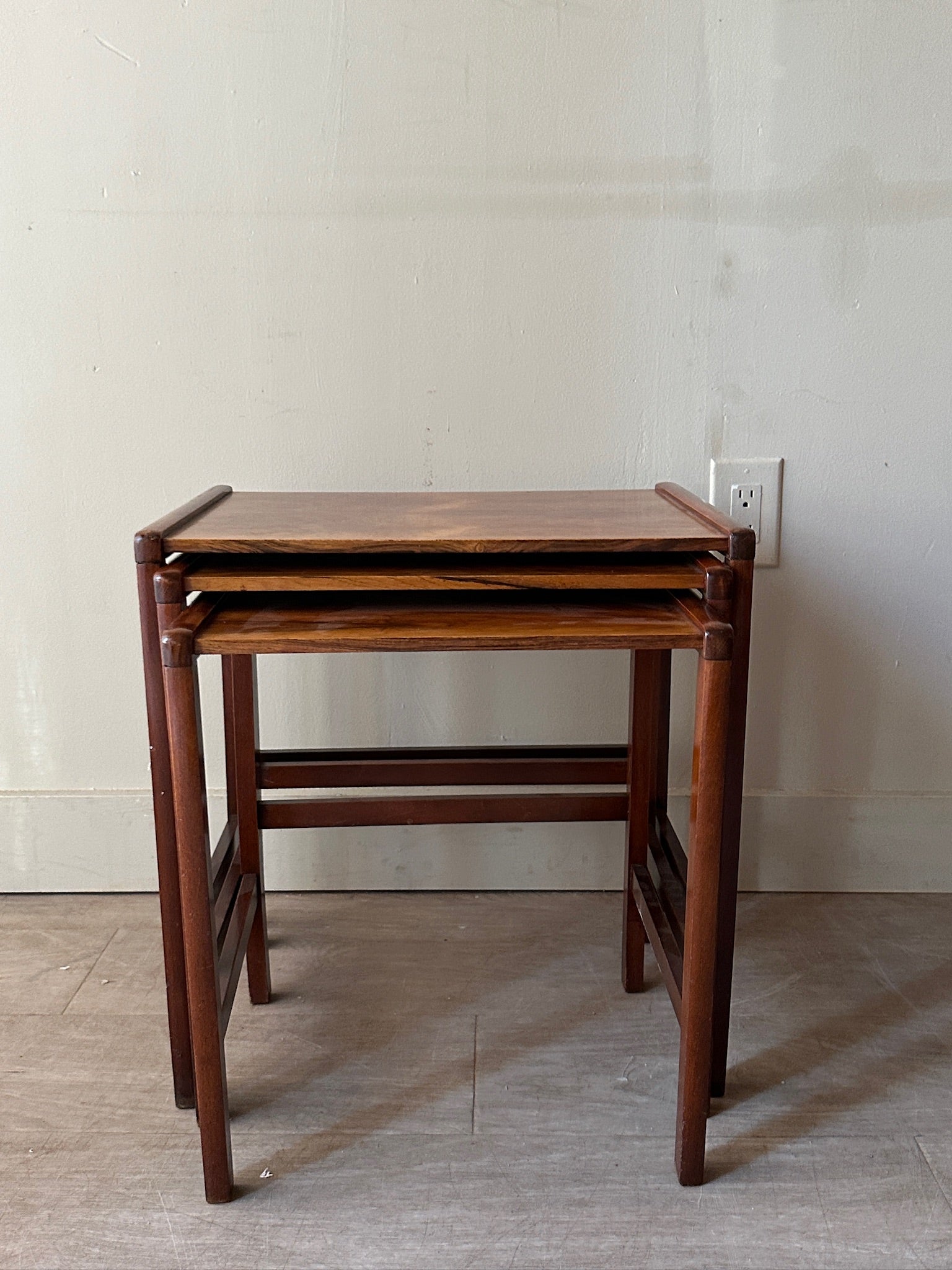 Oak nesting tables – Good Behavior