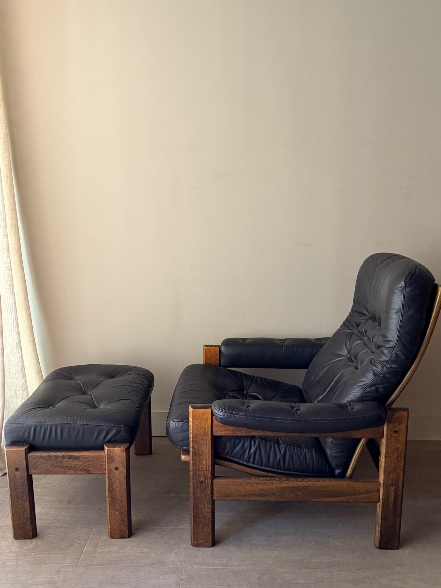 Reclining leather armchair with ottoman
