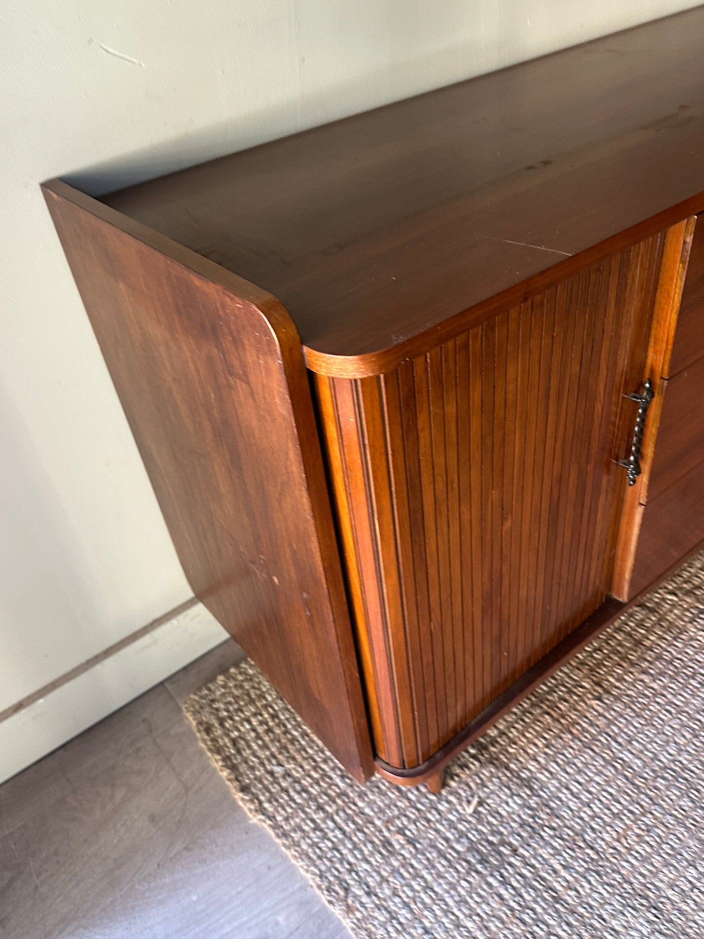 Accordion door credenza