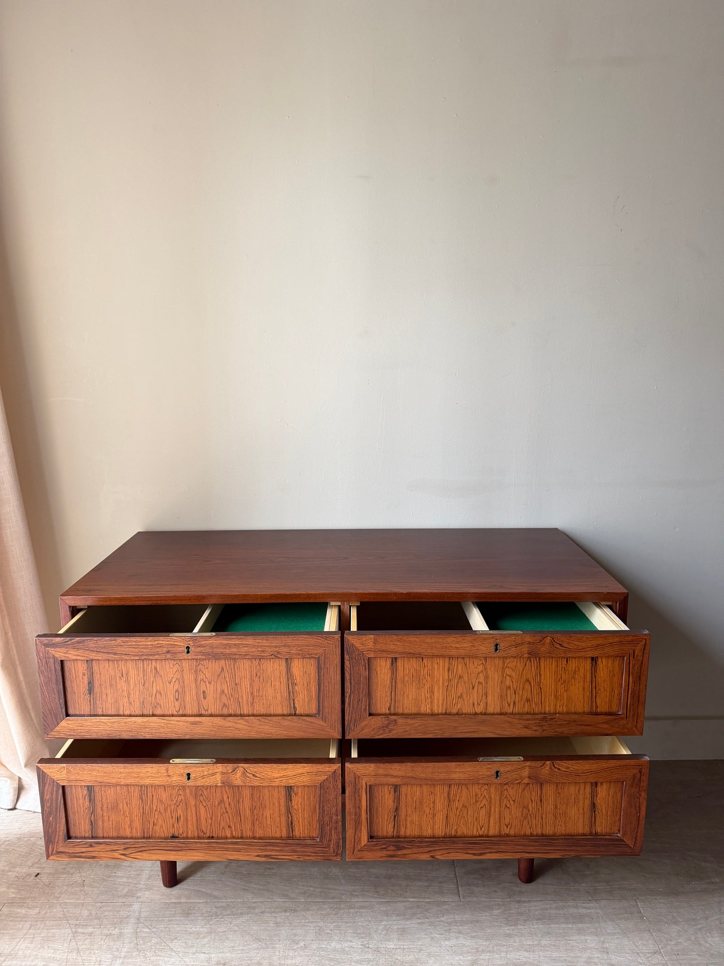 Rosewood chest of drawers