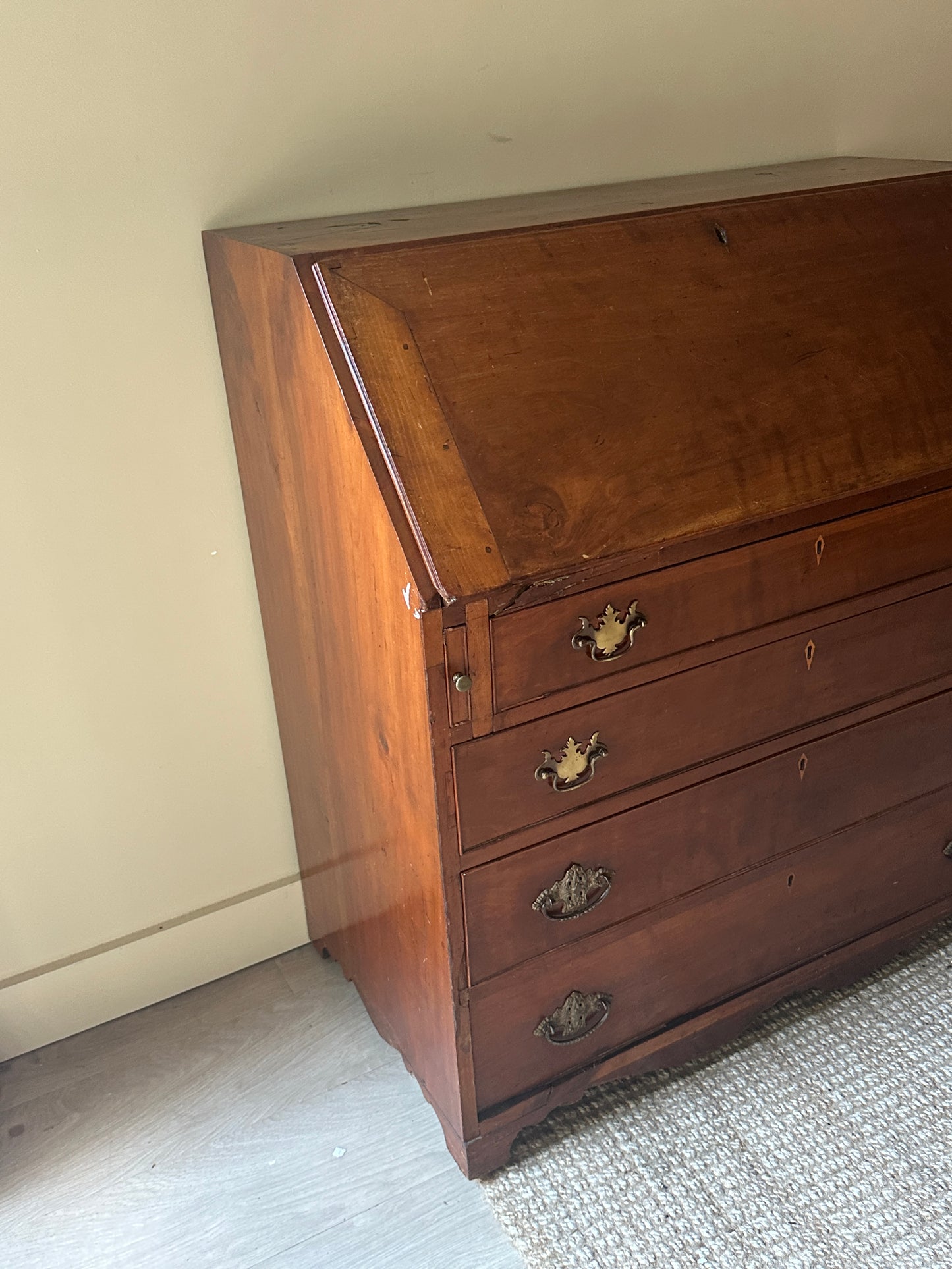 Secretary dresser