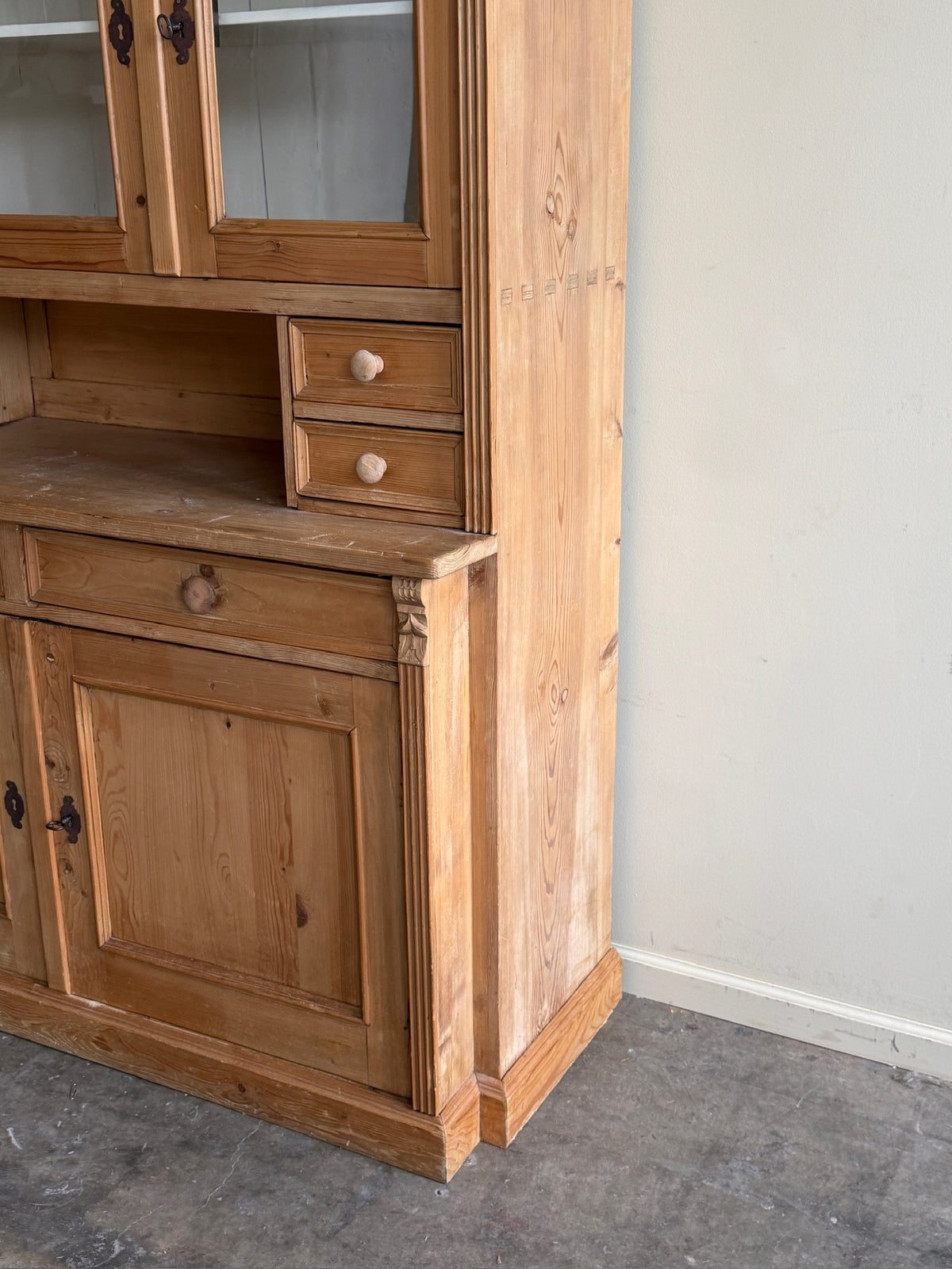 Pine one piece hutch