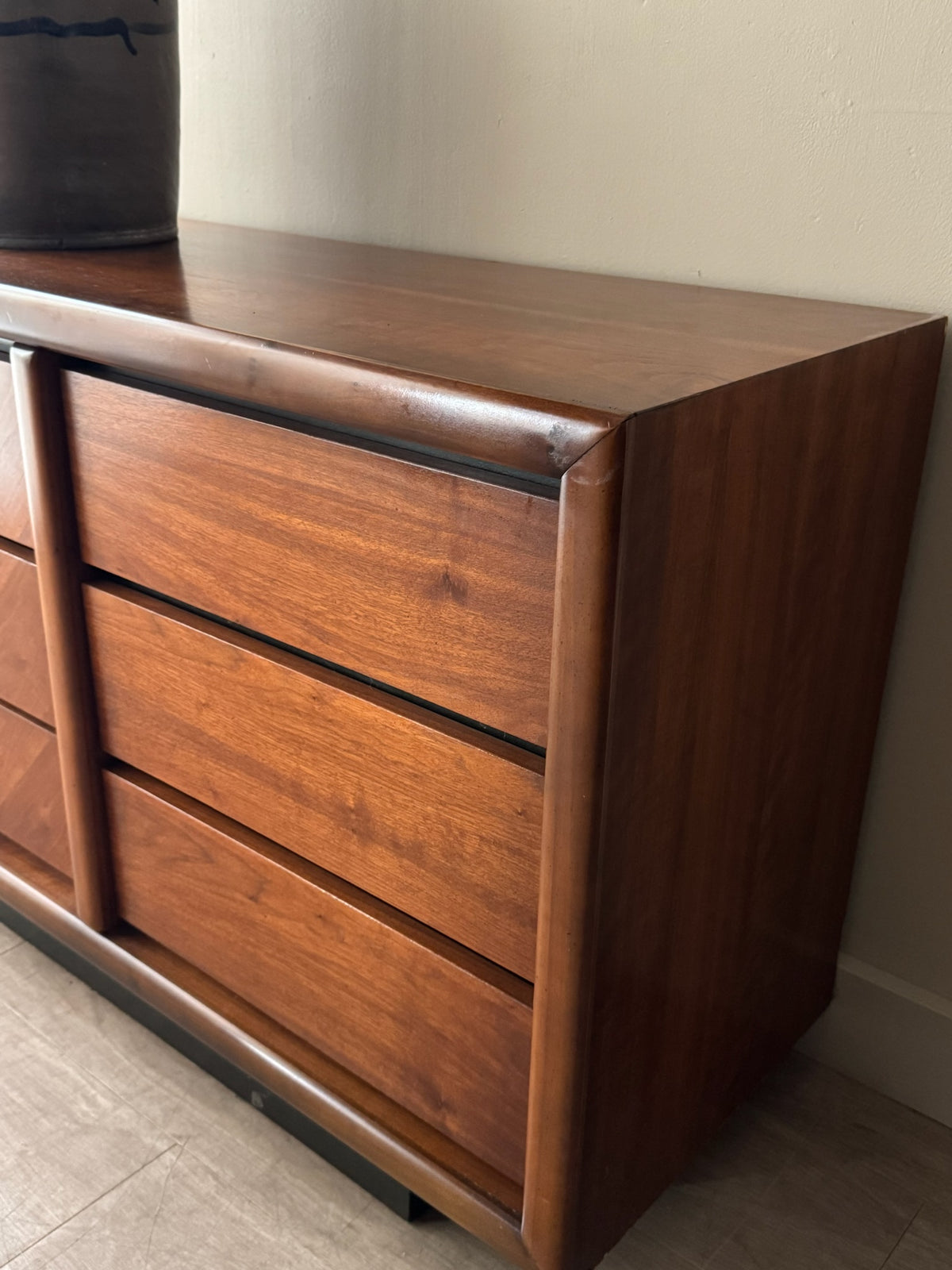 Lane walnut 9 drawer dresser