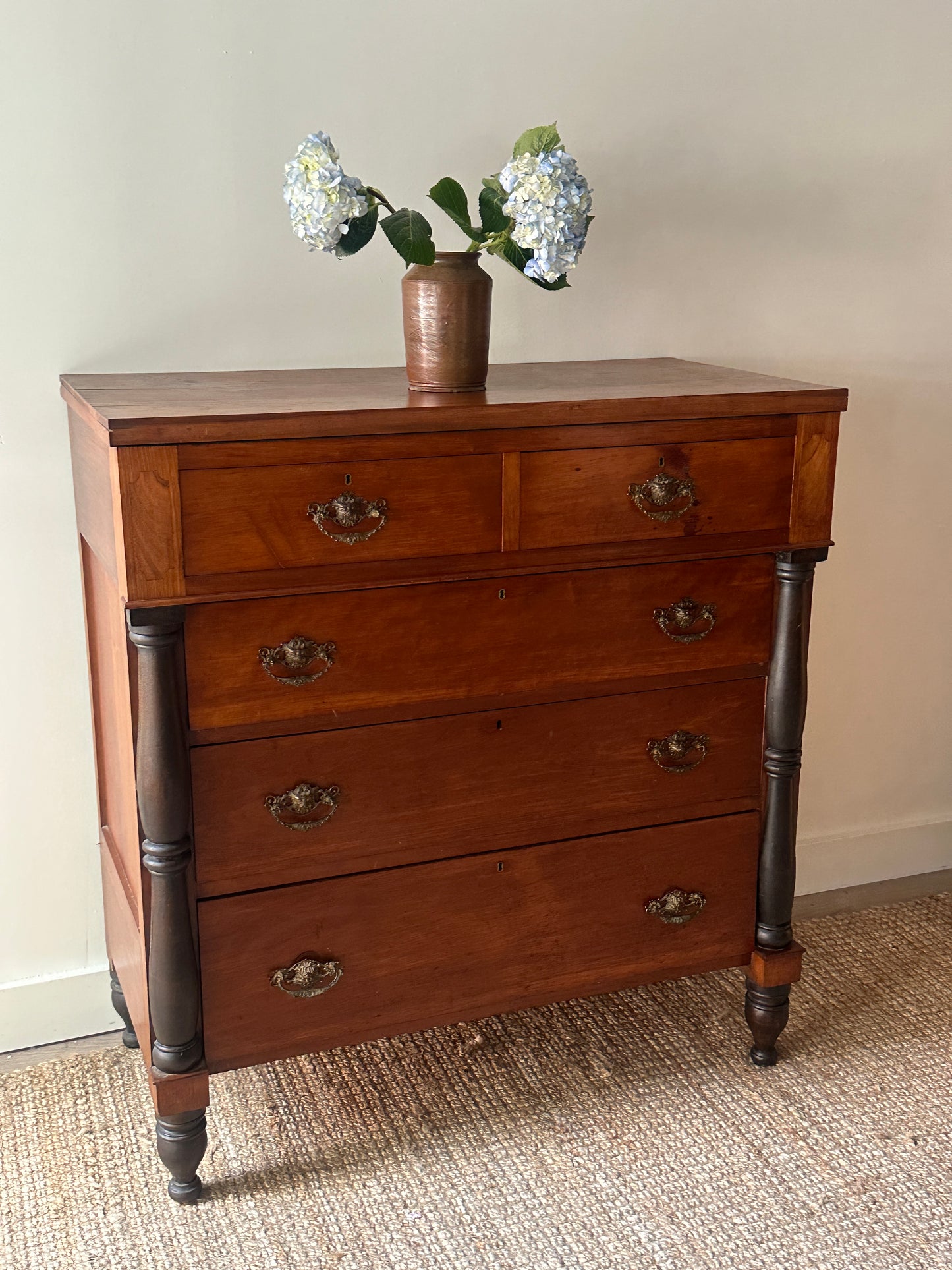 Empire dresser