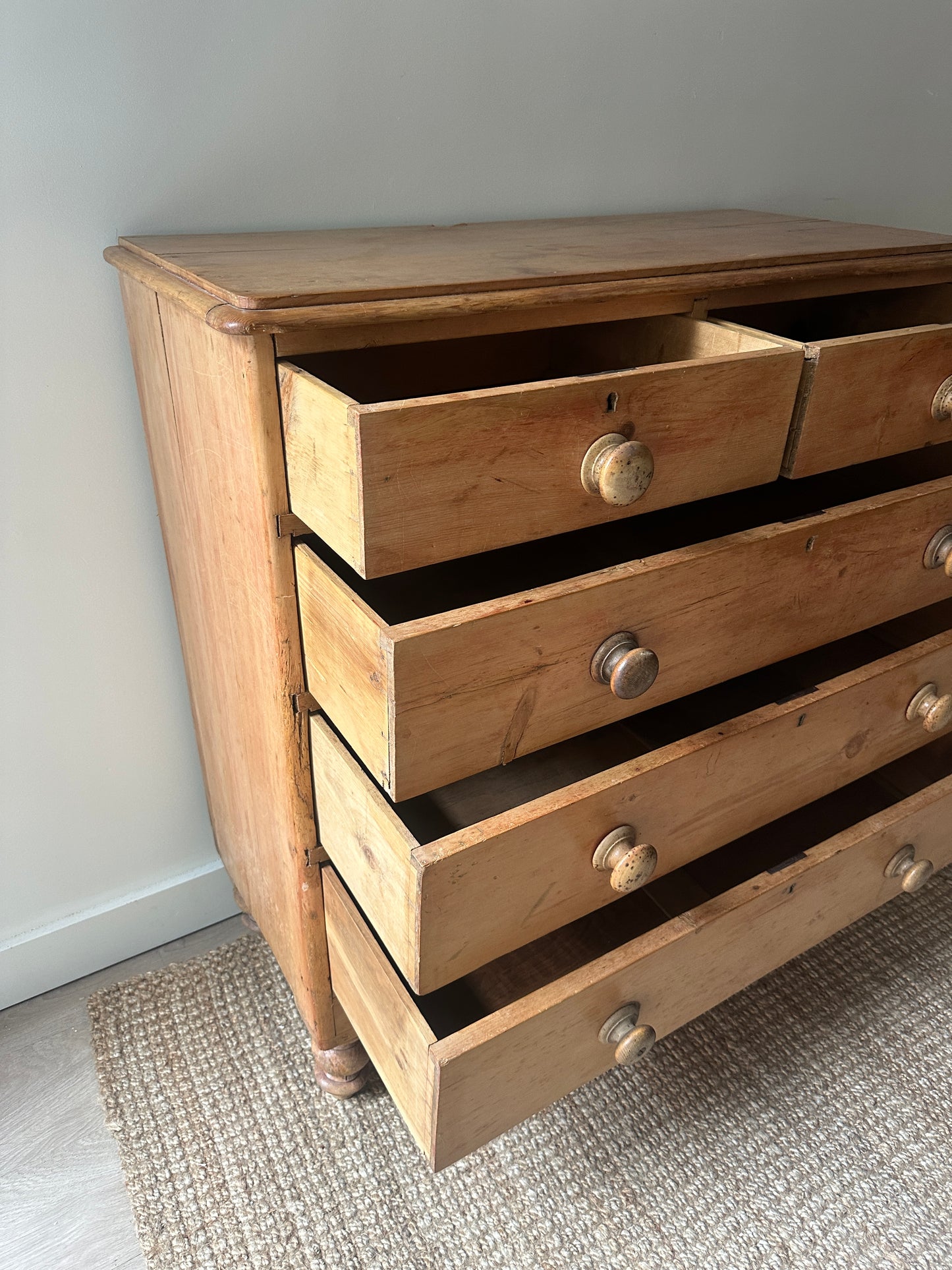 Pine dresser