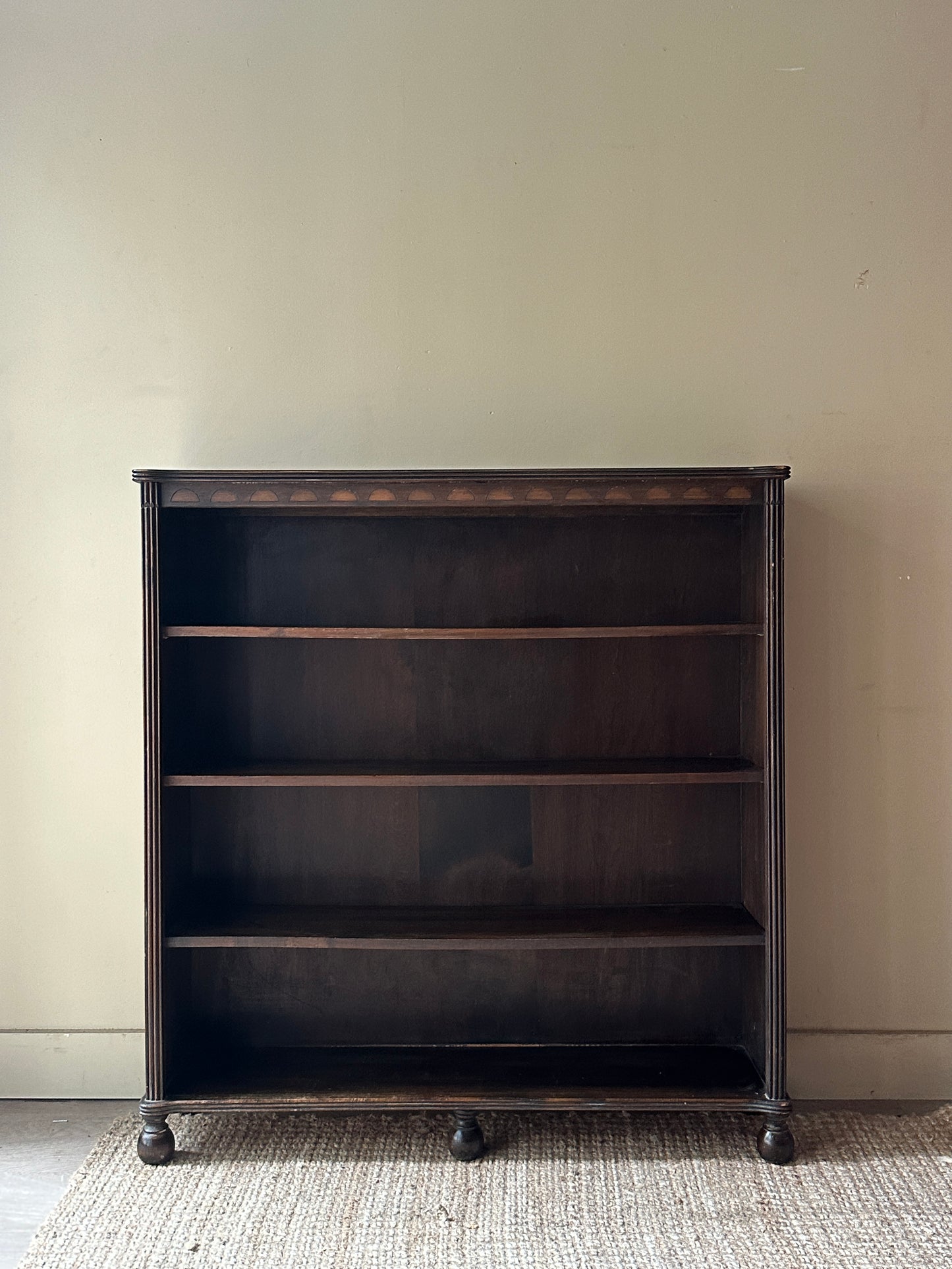 Ball foot pine shelf