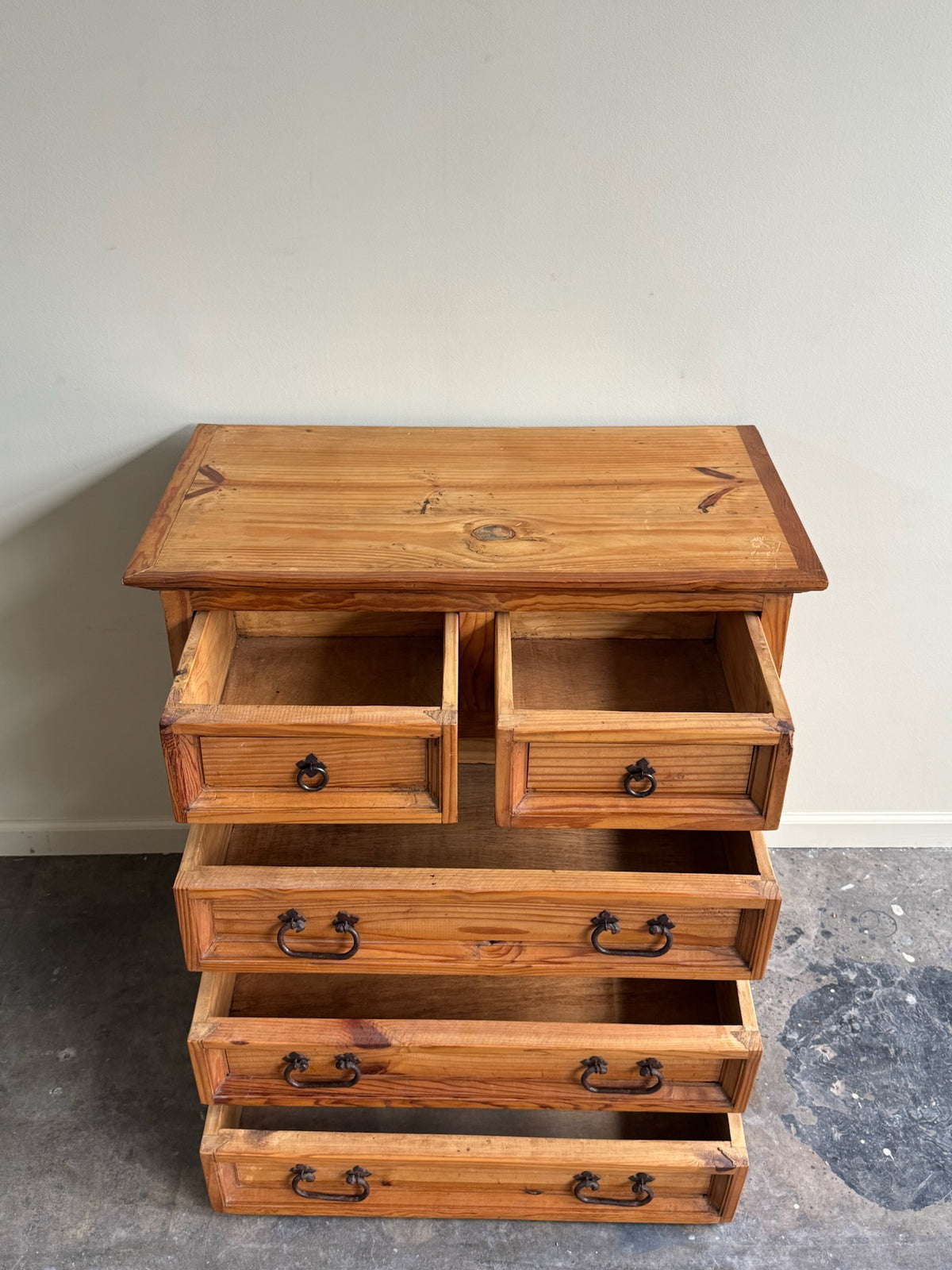 Pine dresser