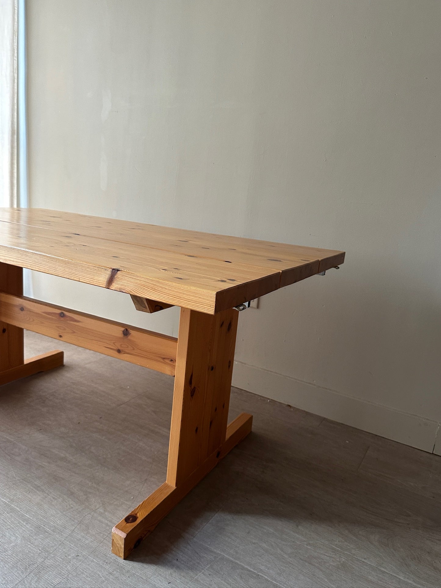 Thorso pine extending dining table