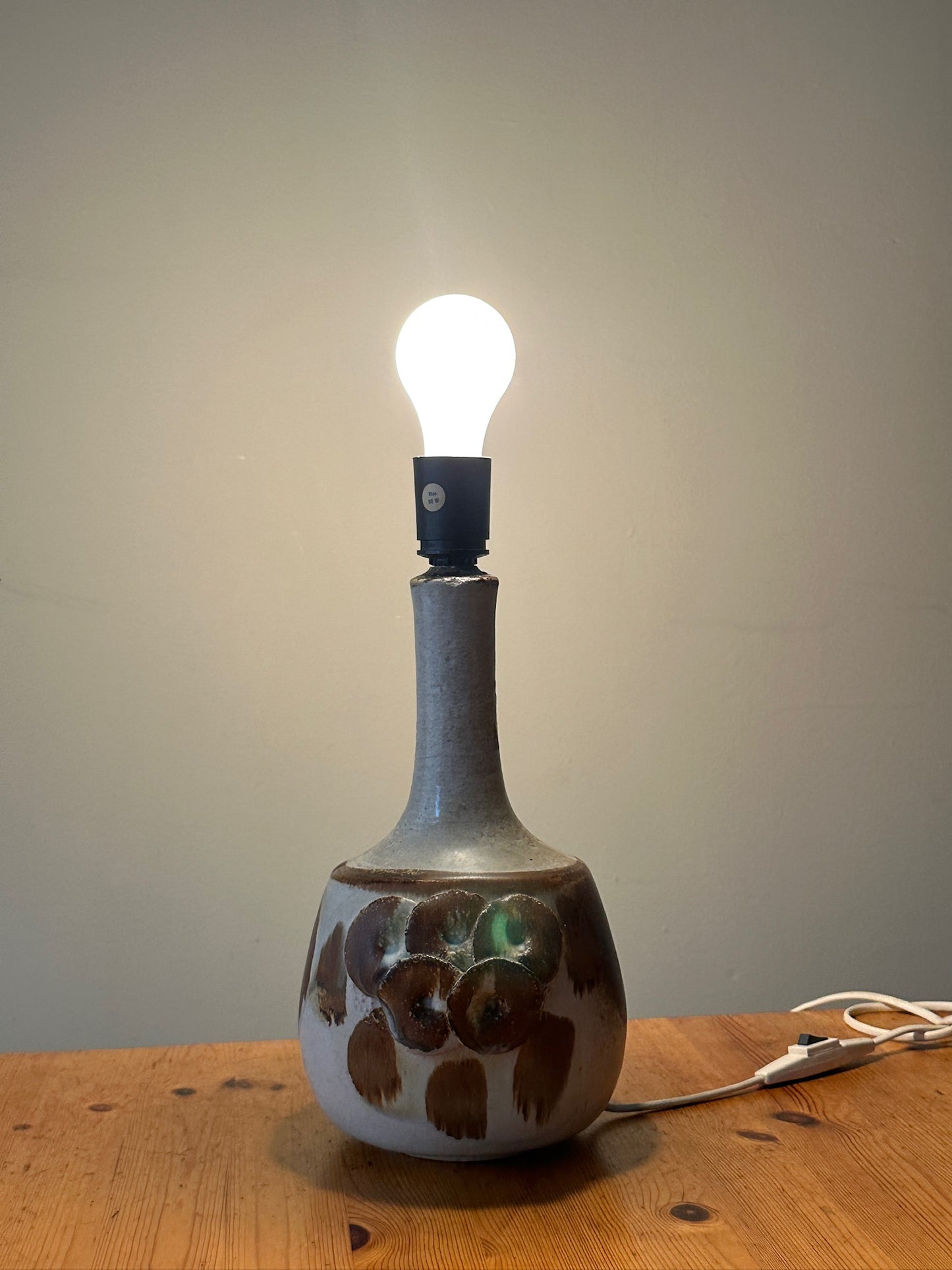 Axella stoneware lamp